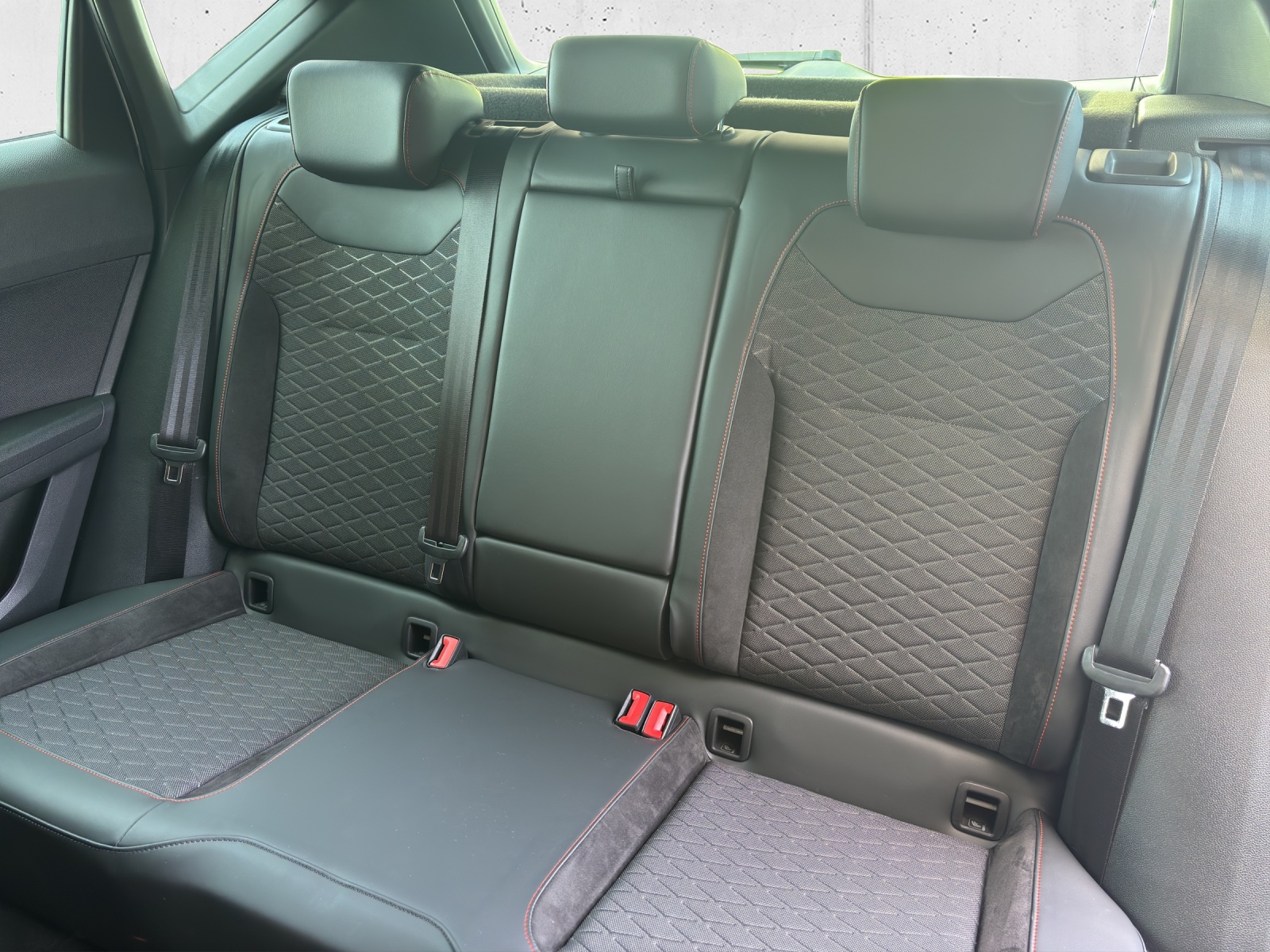 SEAT Ateca 1.5 TSI EVO DSG FR mit AHK, Winterräder & fortl. Werksgarantie-image-30