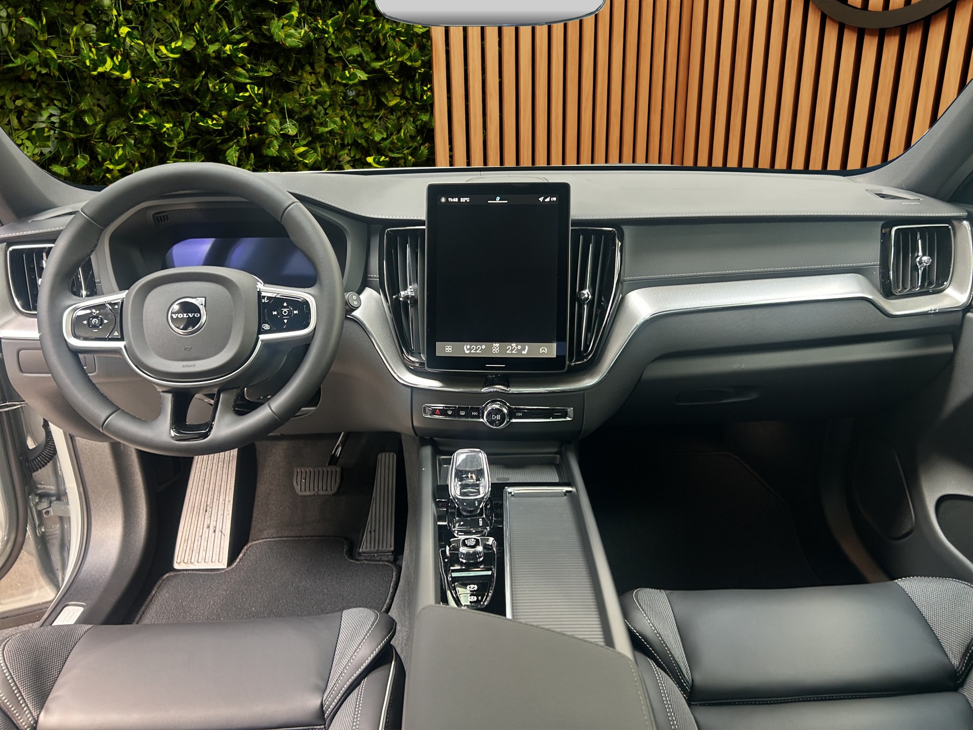 VOLVO XC60 2.0 T6 TE Black Edition eAWD-image-12