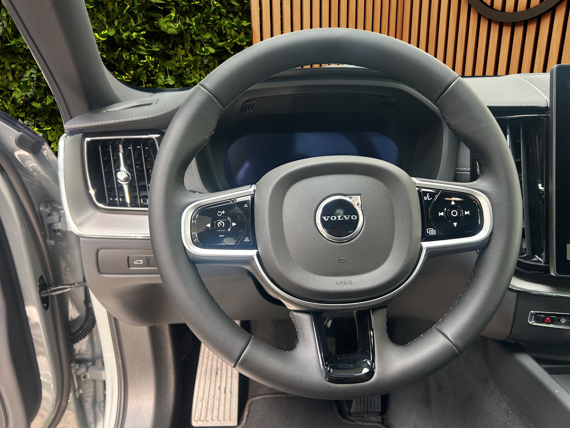 VOLVO XC60 2.0 T6 TE Black Edition eAWD-image-11