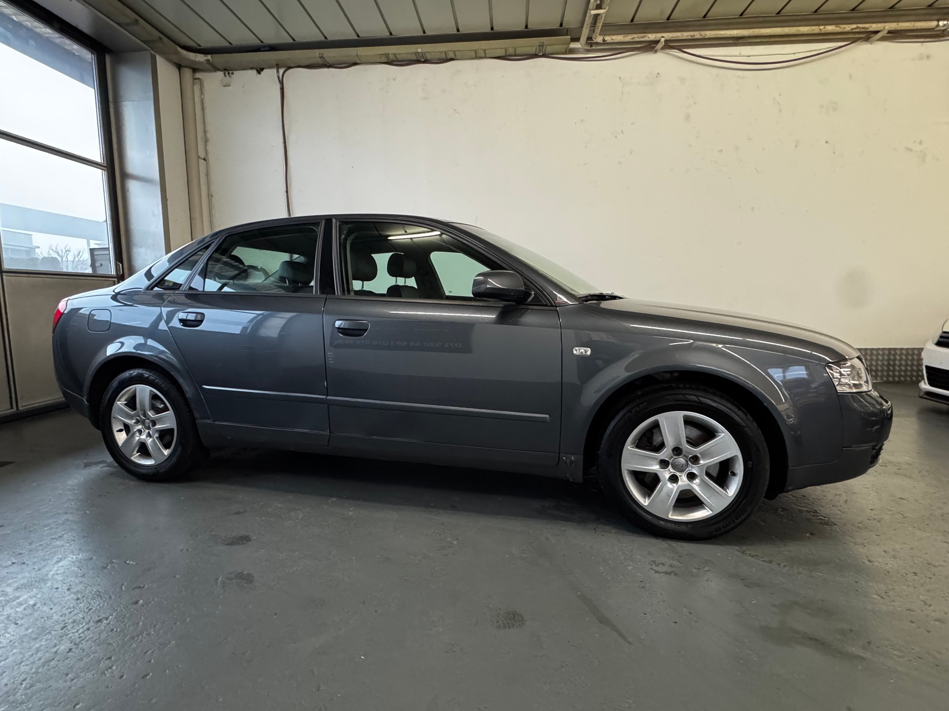 AUDI A4 3.0 V6 quattro-image-6