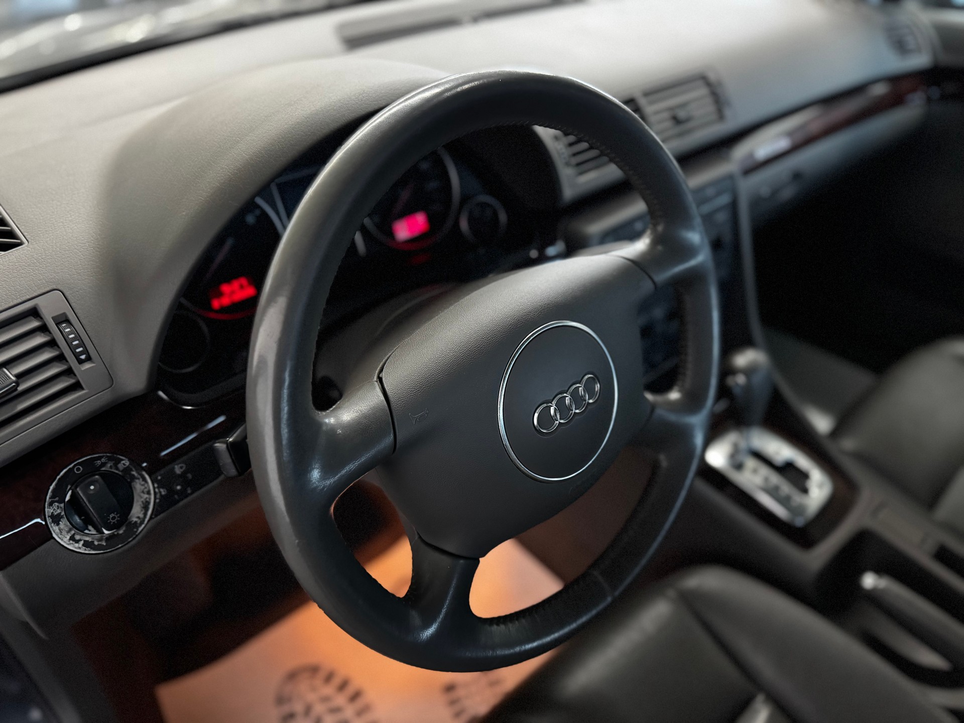 AUDI A4 3.0 V6 quattro-image-11