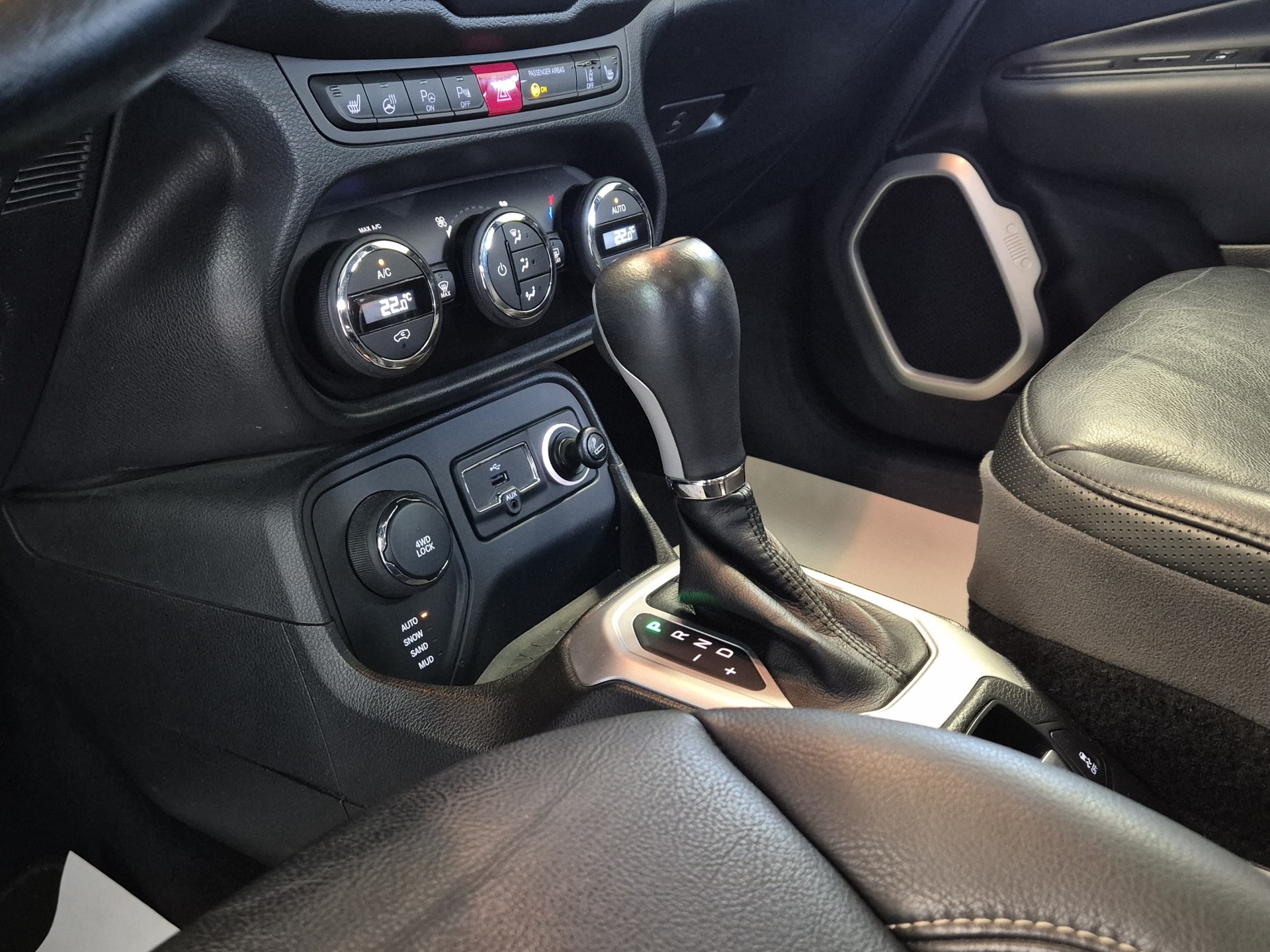 JEEP Renegade 1.4 Turbo Limited AWD-image-27