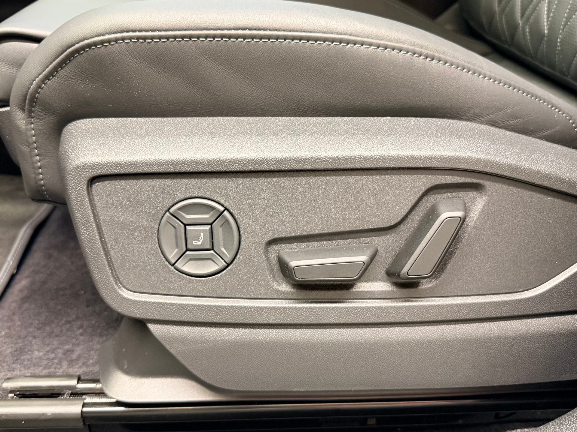 AUDI SQ5 TFSI quattro S-tronic-image-17