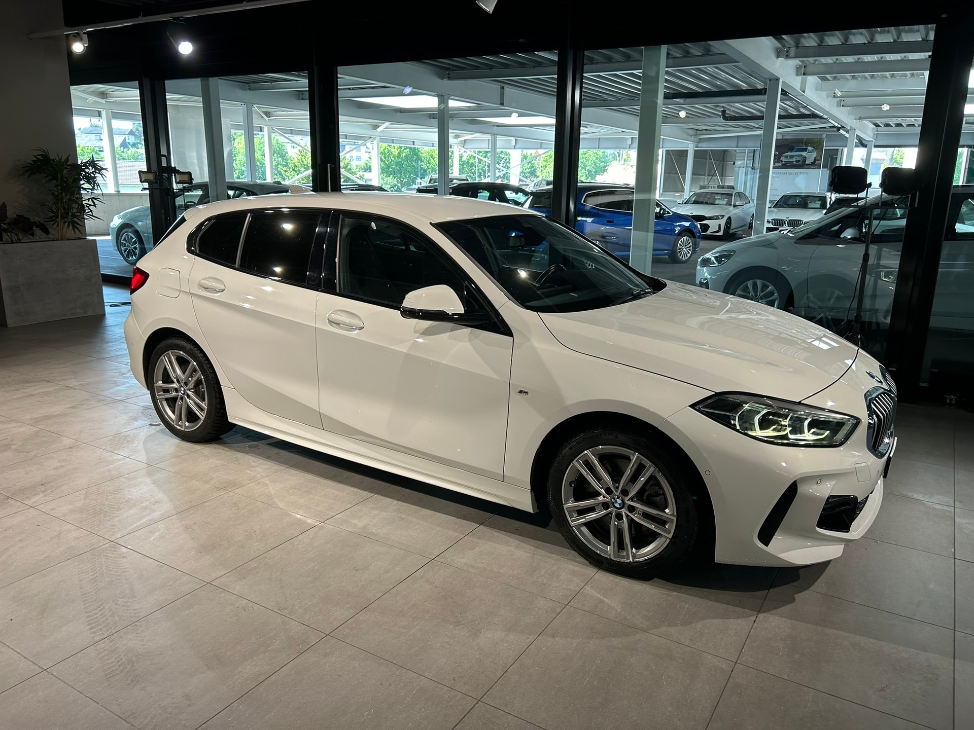 BMW 120i Pure M Sport Steptronic-image-6