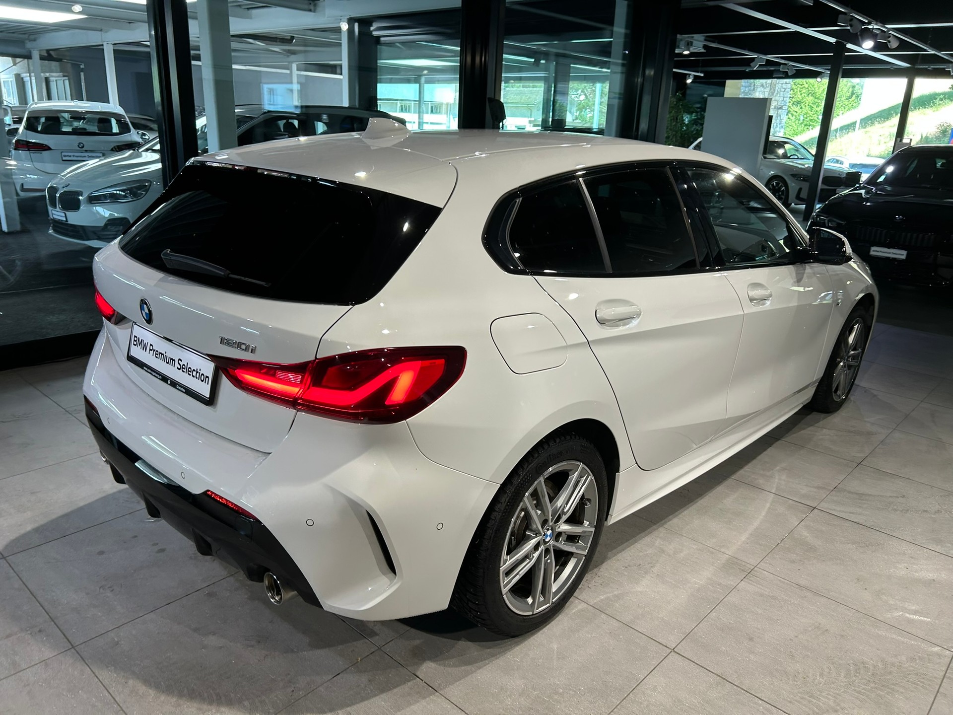 BMW 120i Pure M Sport Steptronic-image-13
