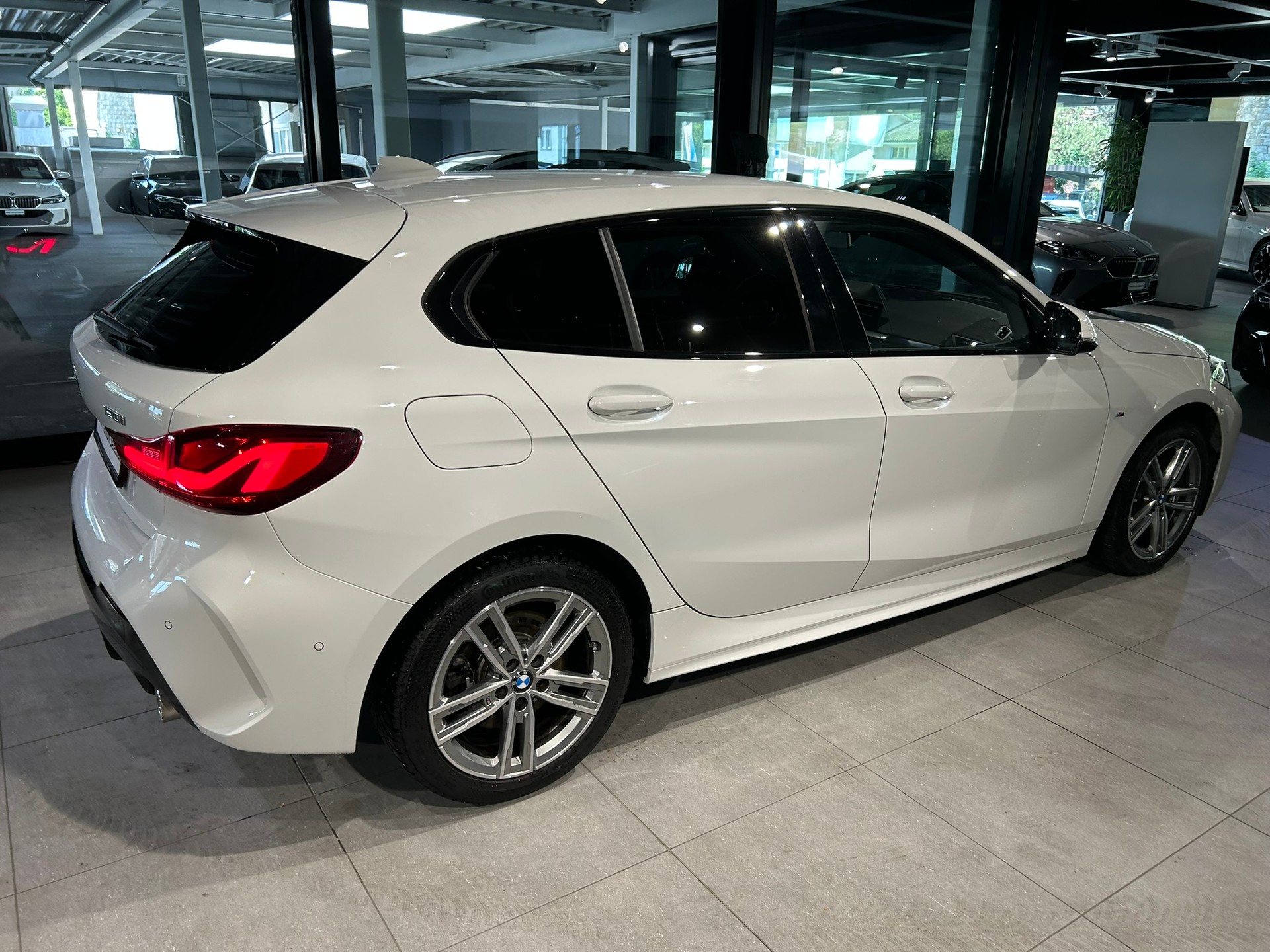 BMW 120i Pure M Sport Steptronic-image-12