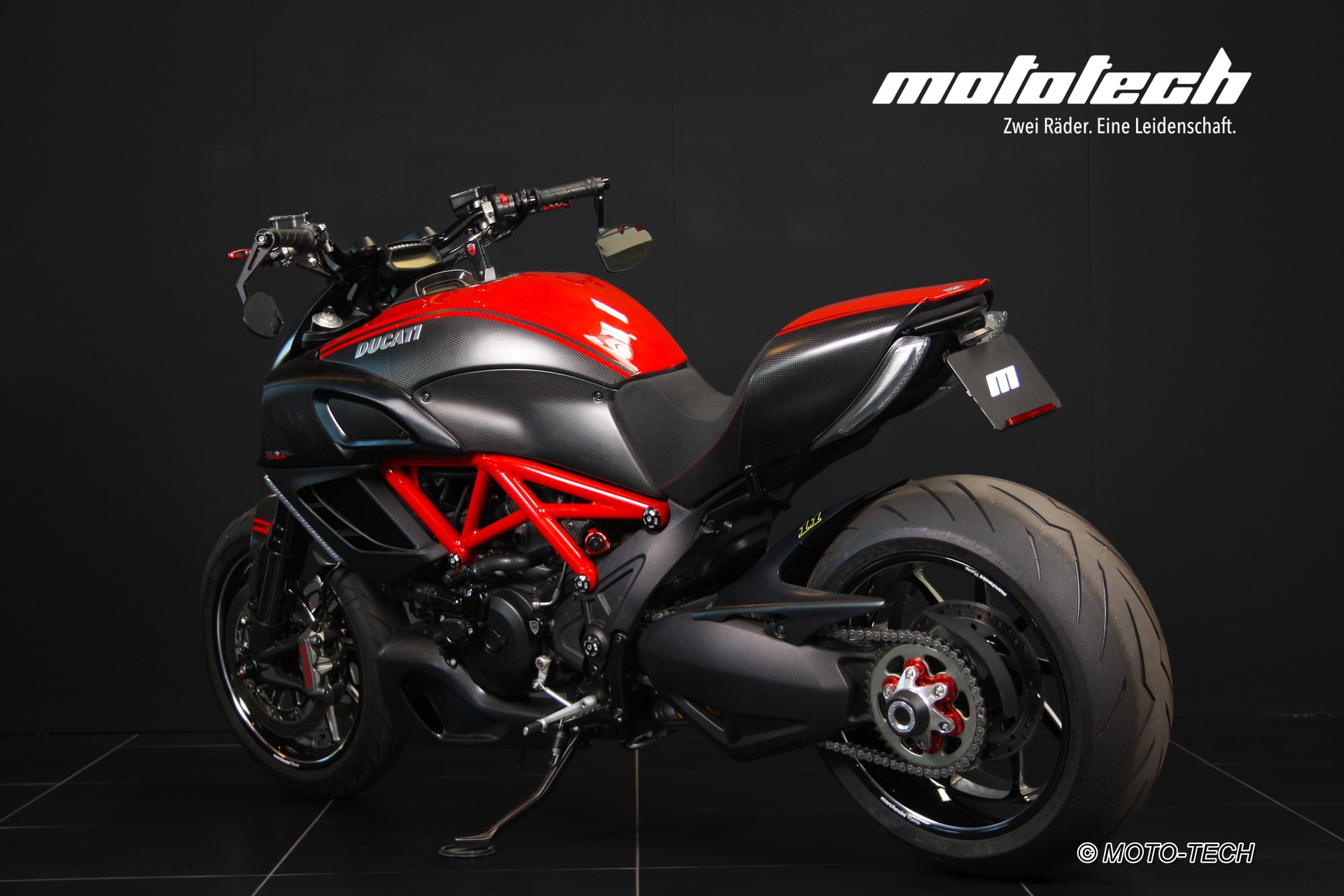 DUCATI Diavel Carbon-showroom-element-3