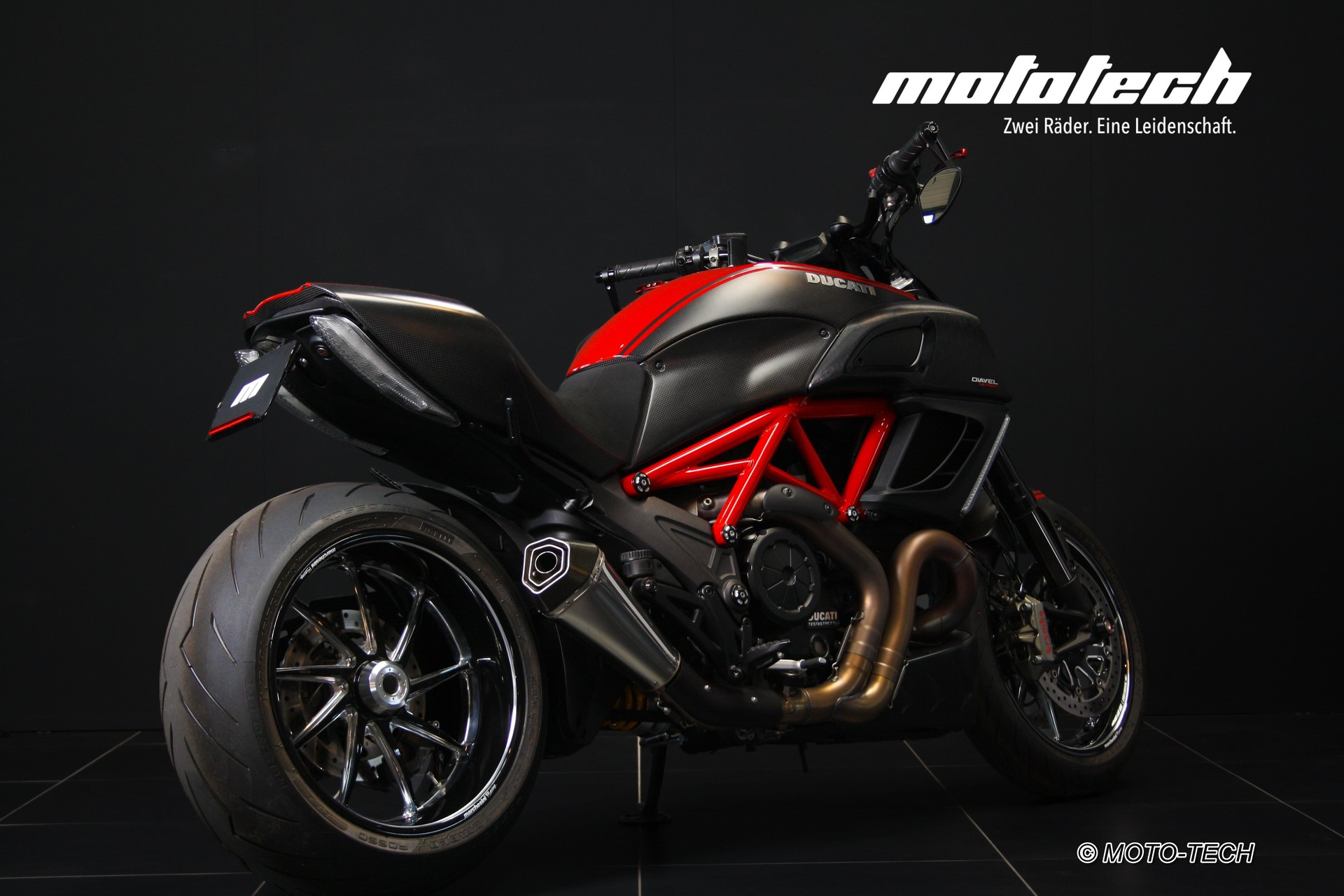 DUCATI Diavel Carbon-showroom-element-2