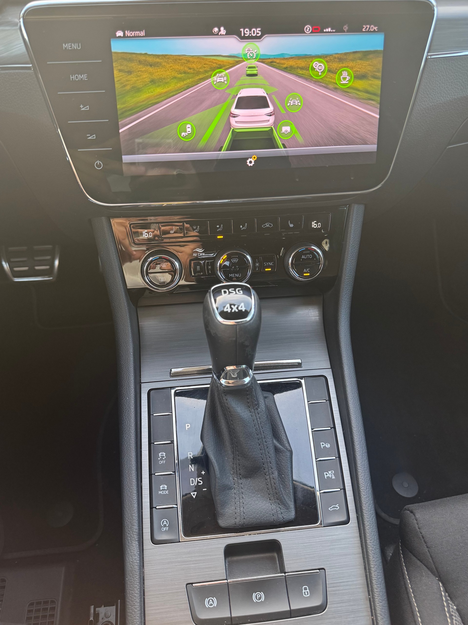 SKODA Superb 2.0 TDi Scout 4x4 DSG-image-14