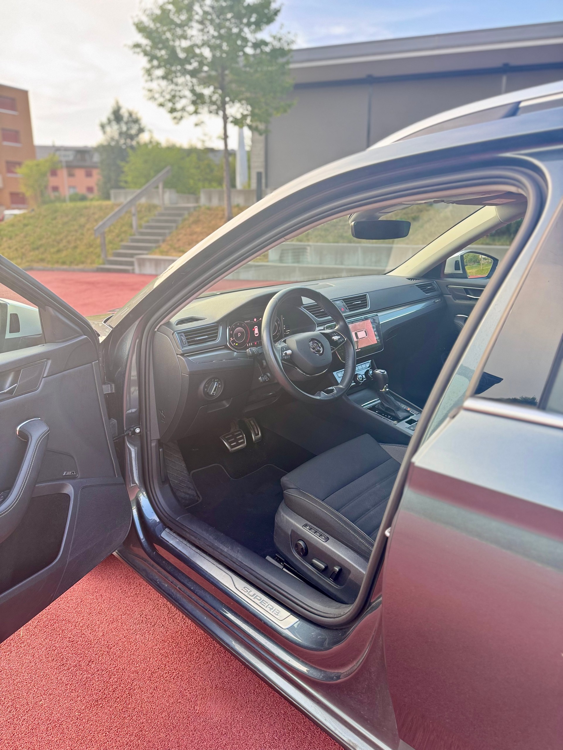 SKODA Superb 2.0 TDi Scout 4x4 DSG-image-9