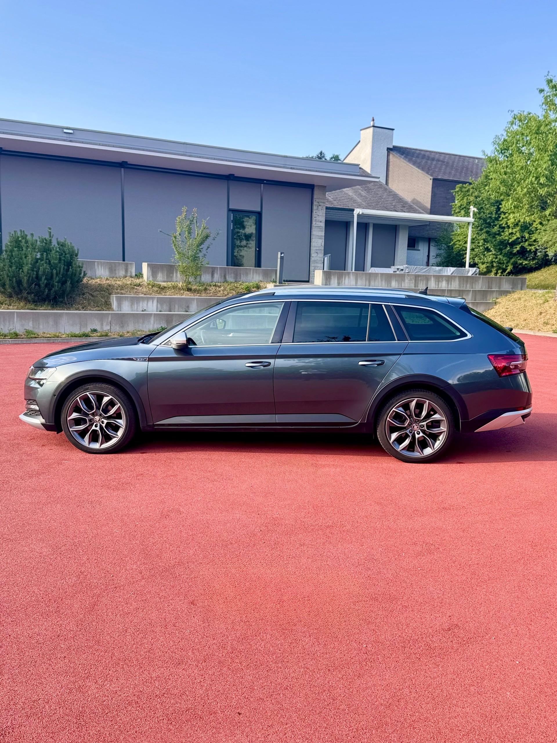 SKODA Superb 2.0 TDi Scout 4x4 DSG-image-7