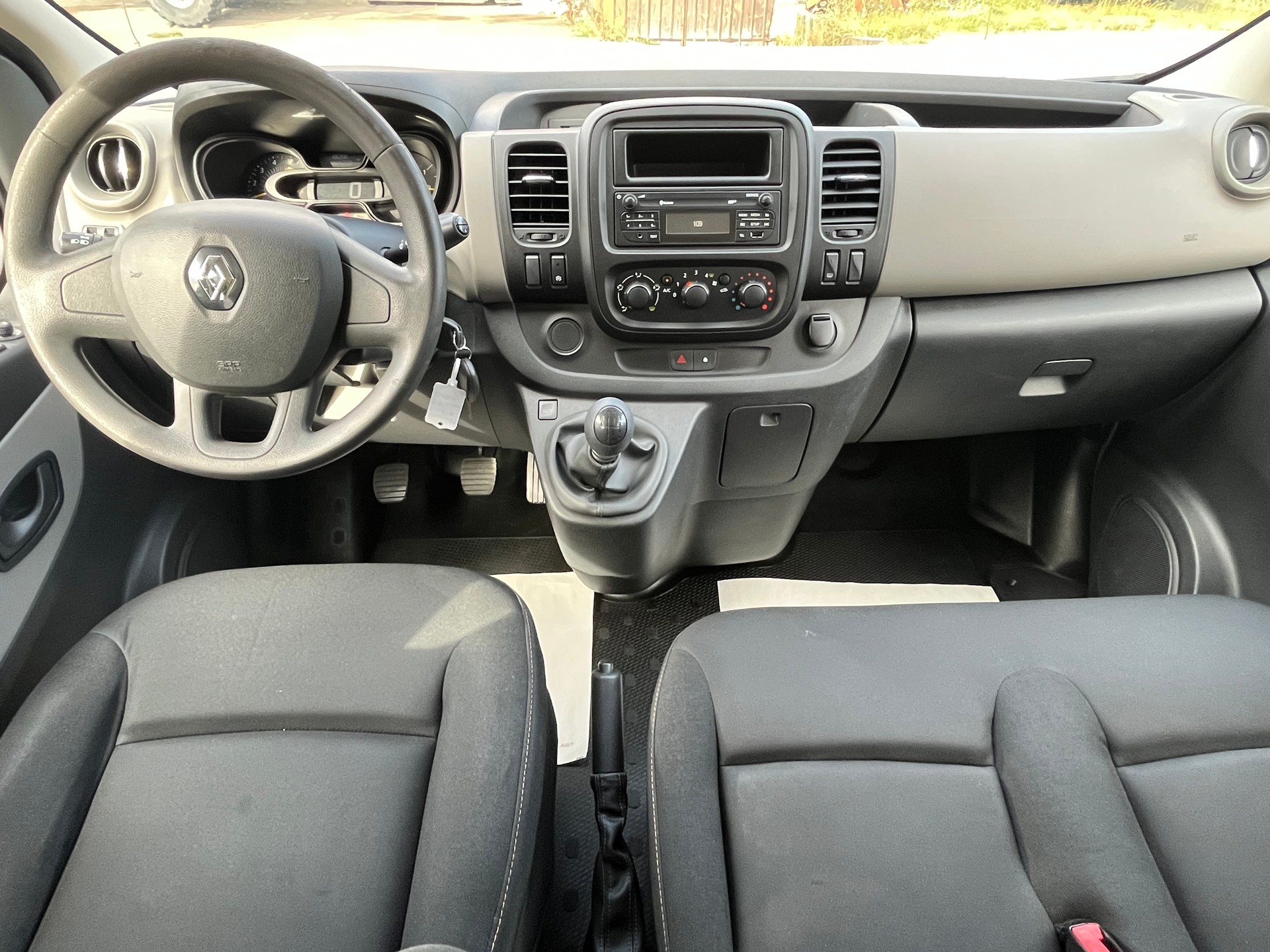 RENAULT Trafic ENERGY dCi 125 Passenger Authentique / Frisch ab MFK & Service / 9-Sitze / CH Fahrzeug-image-8
