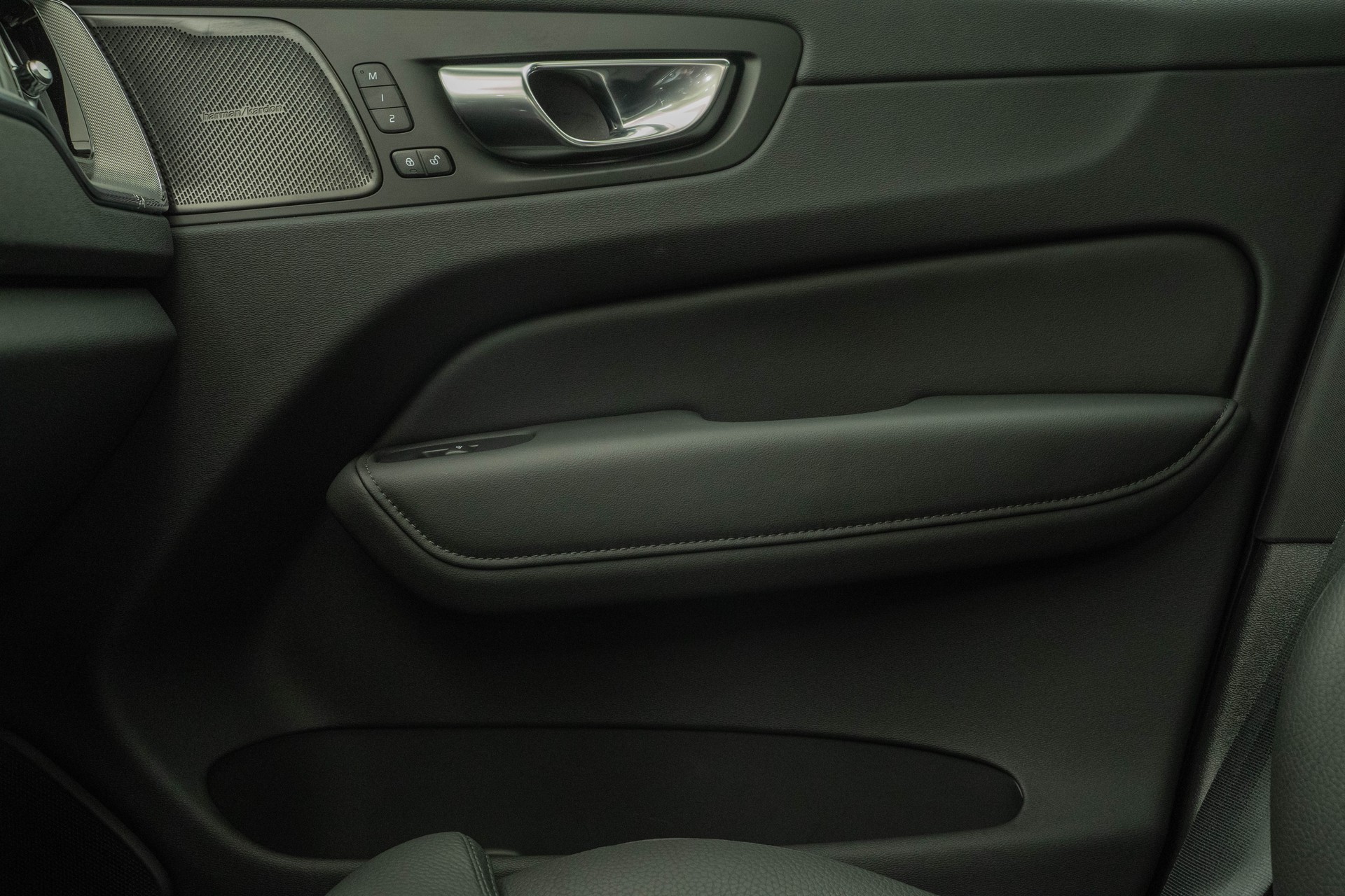 VOLVO XC60 2.0 T6 TE Ultimate Dark eAWD-image-11