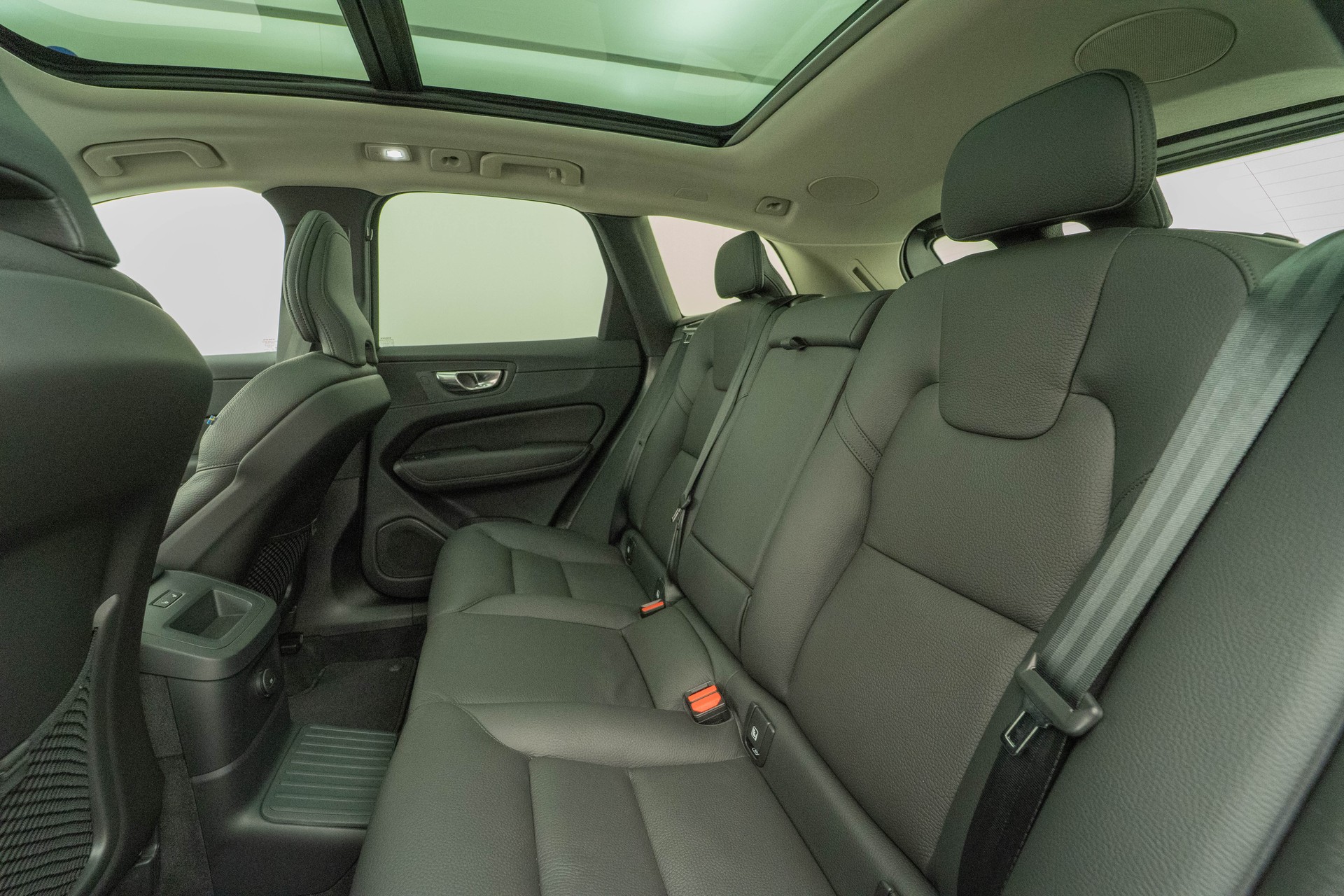 VOLVO XC60 2.0 T6 TE Ultimate Dark eAWD-image-8