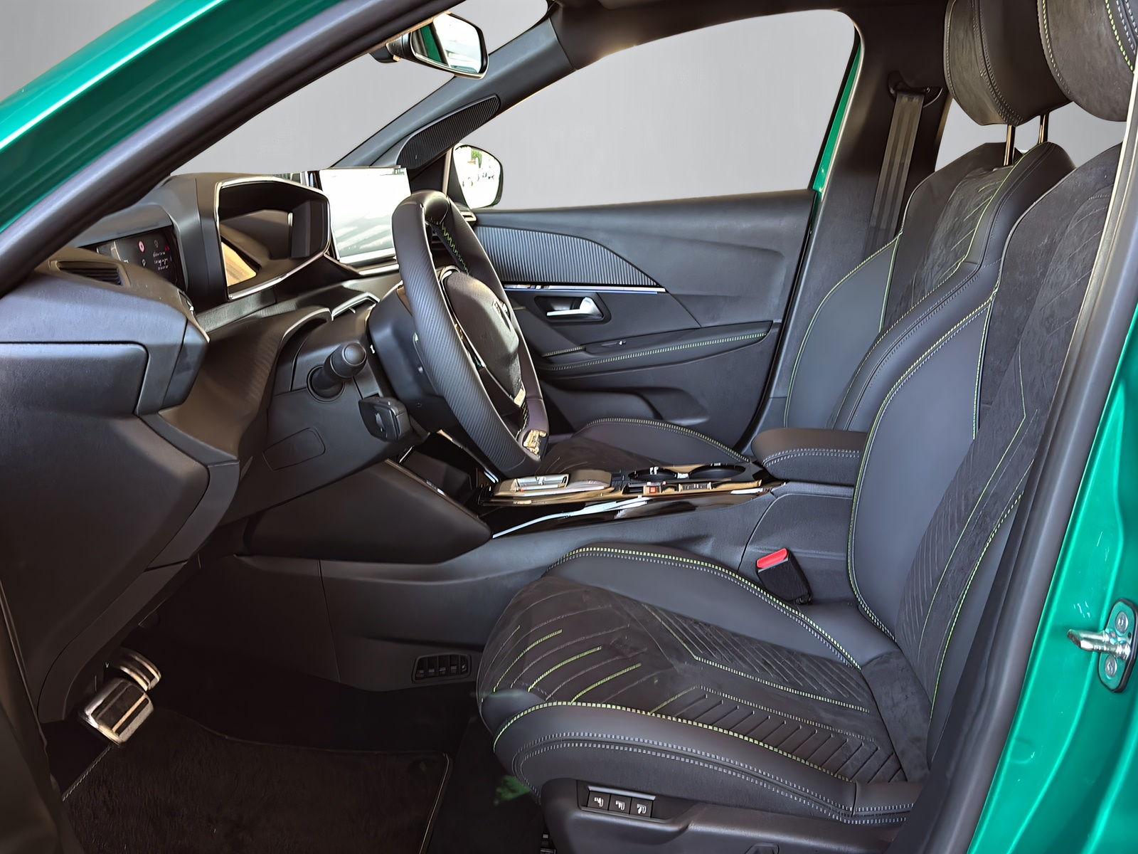 PEUGEOT 208 1.2 Hybrid 145 GT Exclusive-showroom-element-2