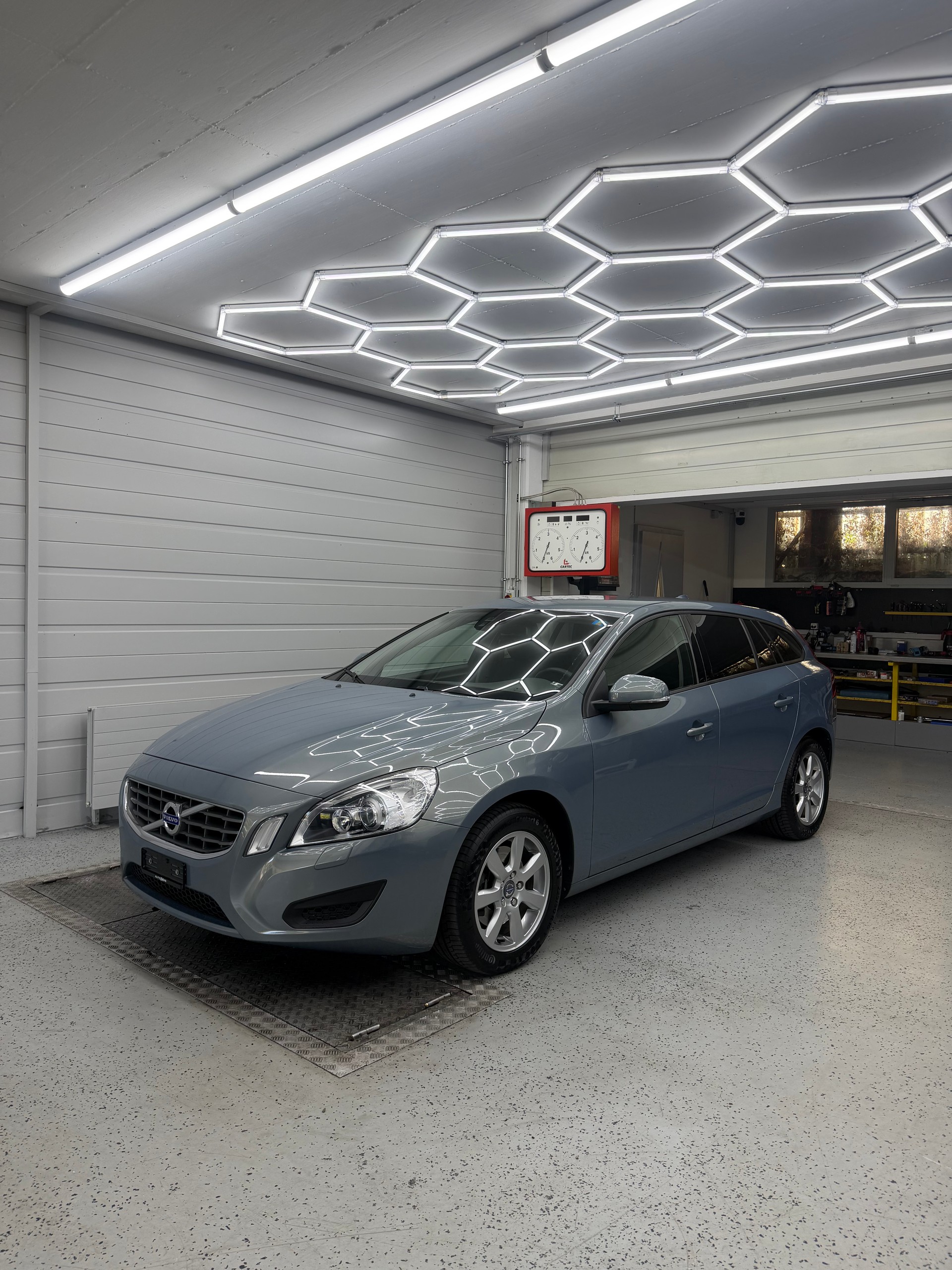 VOLVO V60 T4 Kinetic Powershift-image-0