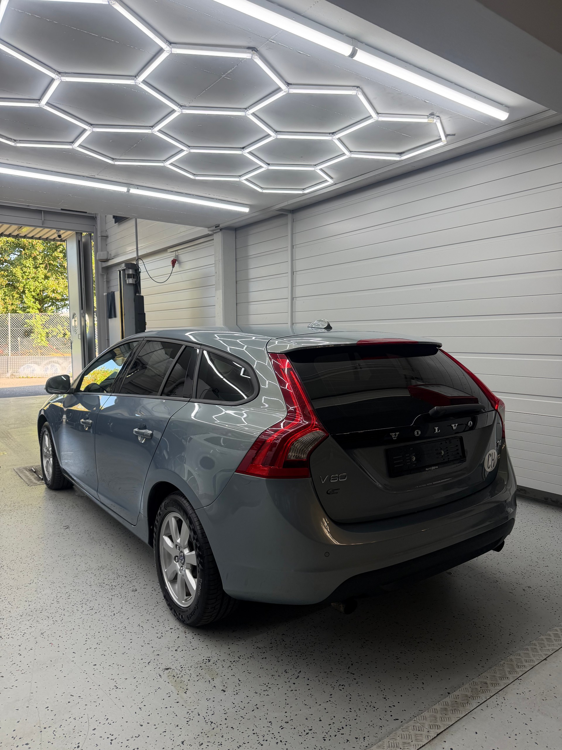 VOLVO V60 T4 Kinetic Powershift-image-3