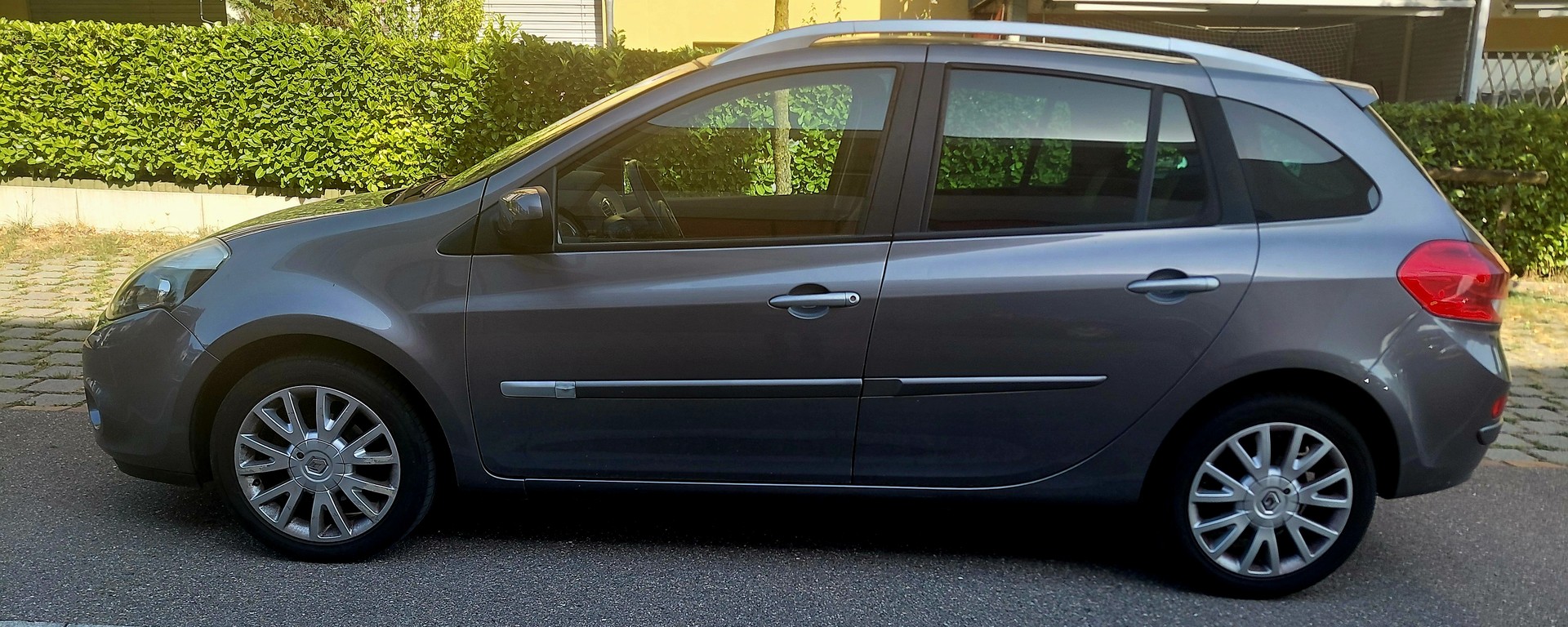 RENAULT Clio Grandtour 1.2 16V Turbo Swiss Edition-image-4