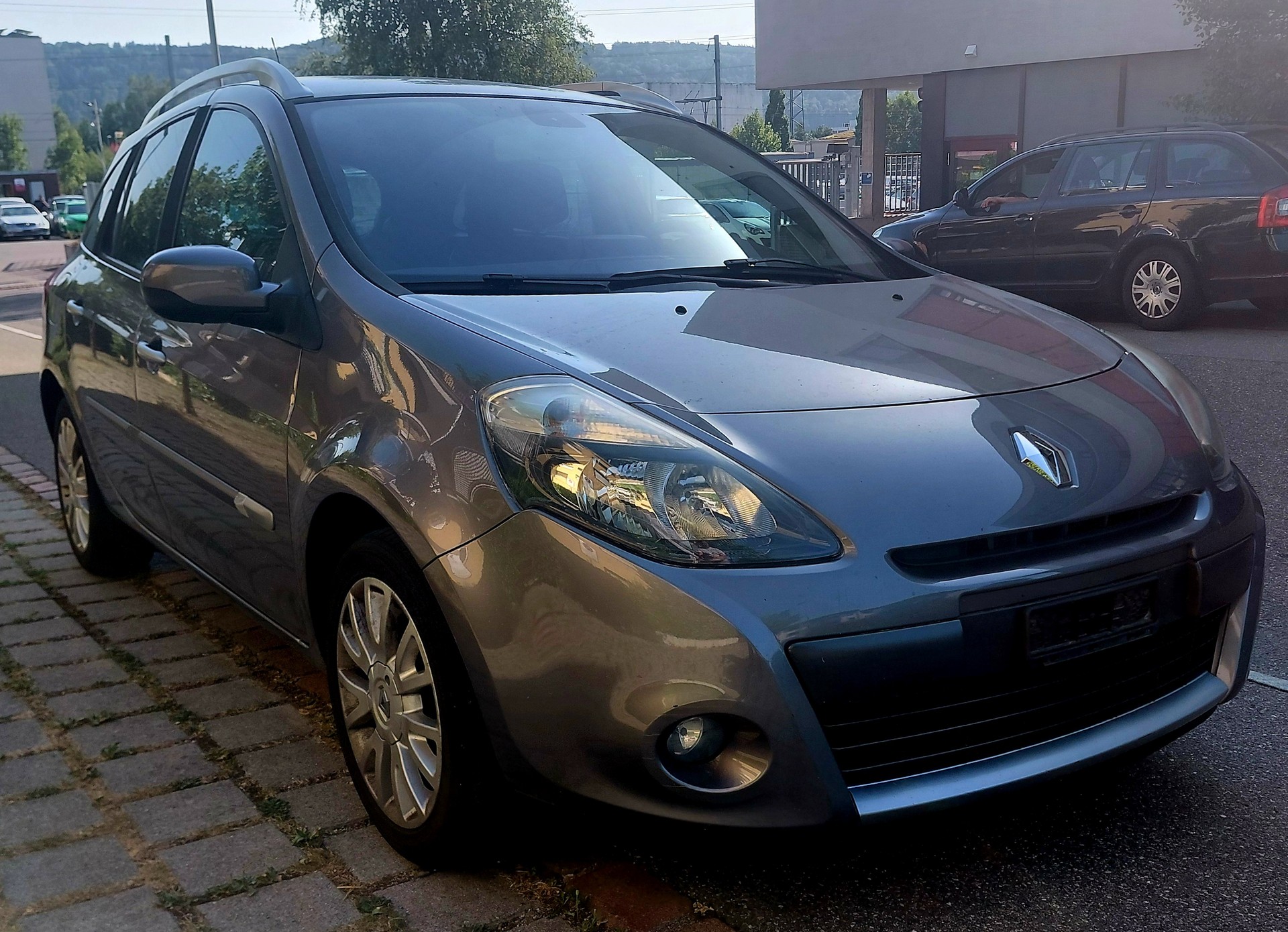 RENAULT Clio Grandtour 1.2 16V Turbo Swiss Edition-image-1