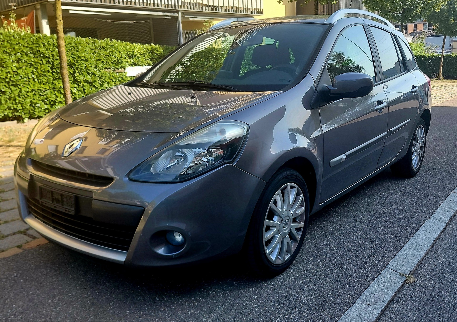 RENAULT Clio Grandtour 1.2 16V Turbo Swiss Edition-image-0