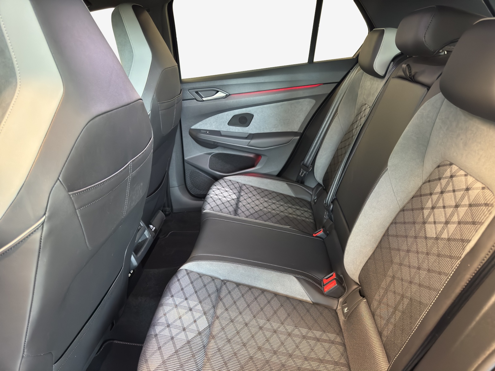 VW Golf 1.5 eTSI mHEV ACT R-Line DSG-image-11