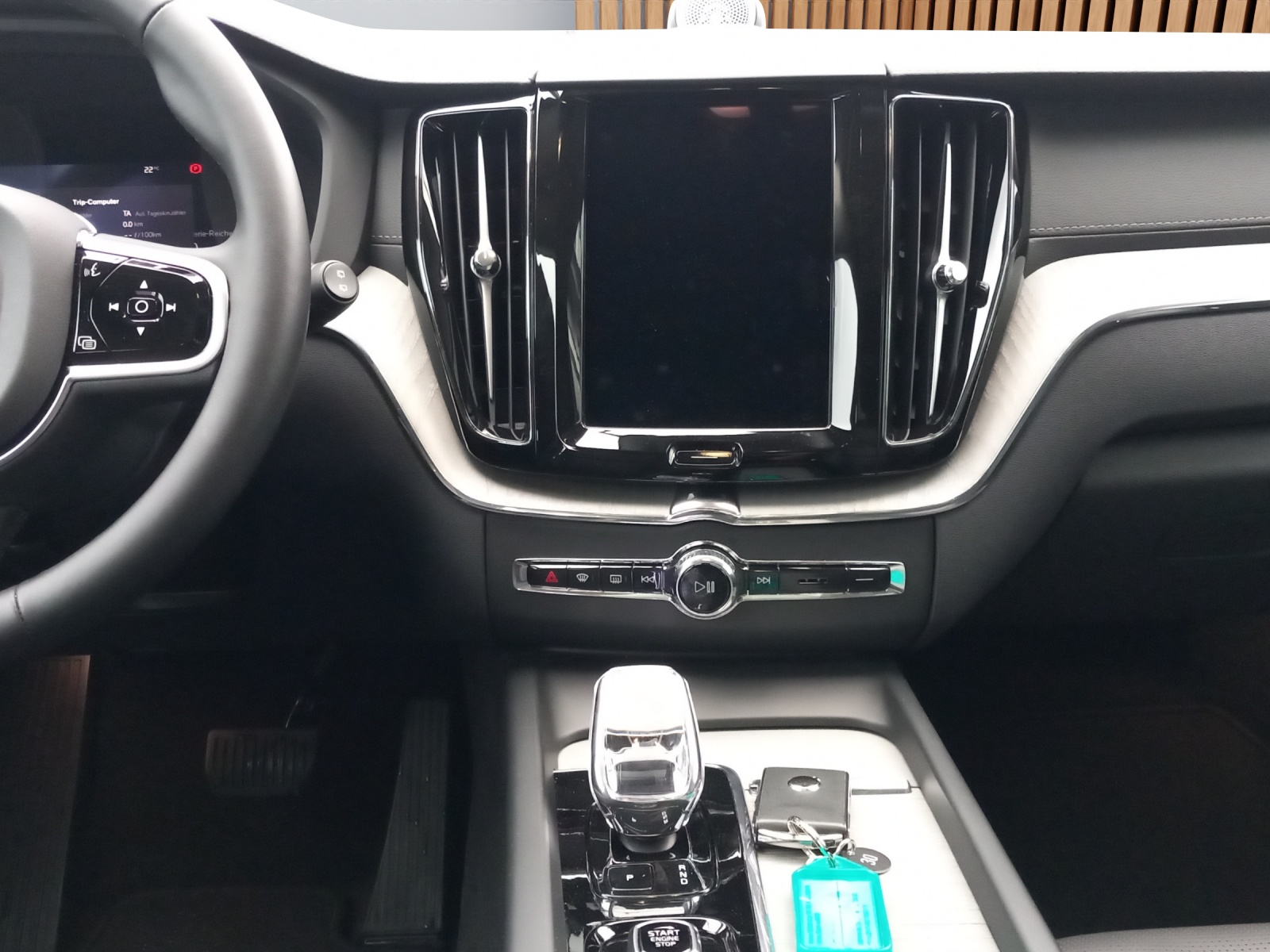 VOLVO XC60 2.0 T8 TE XCLUSIVE Ultra Dark eAWD-image-14