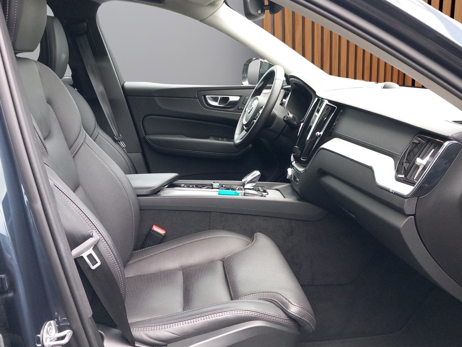VOLVO XC60 2.0 T8 TE XCLUSIVE Ultra Dark eAWD-image-11