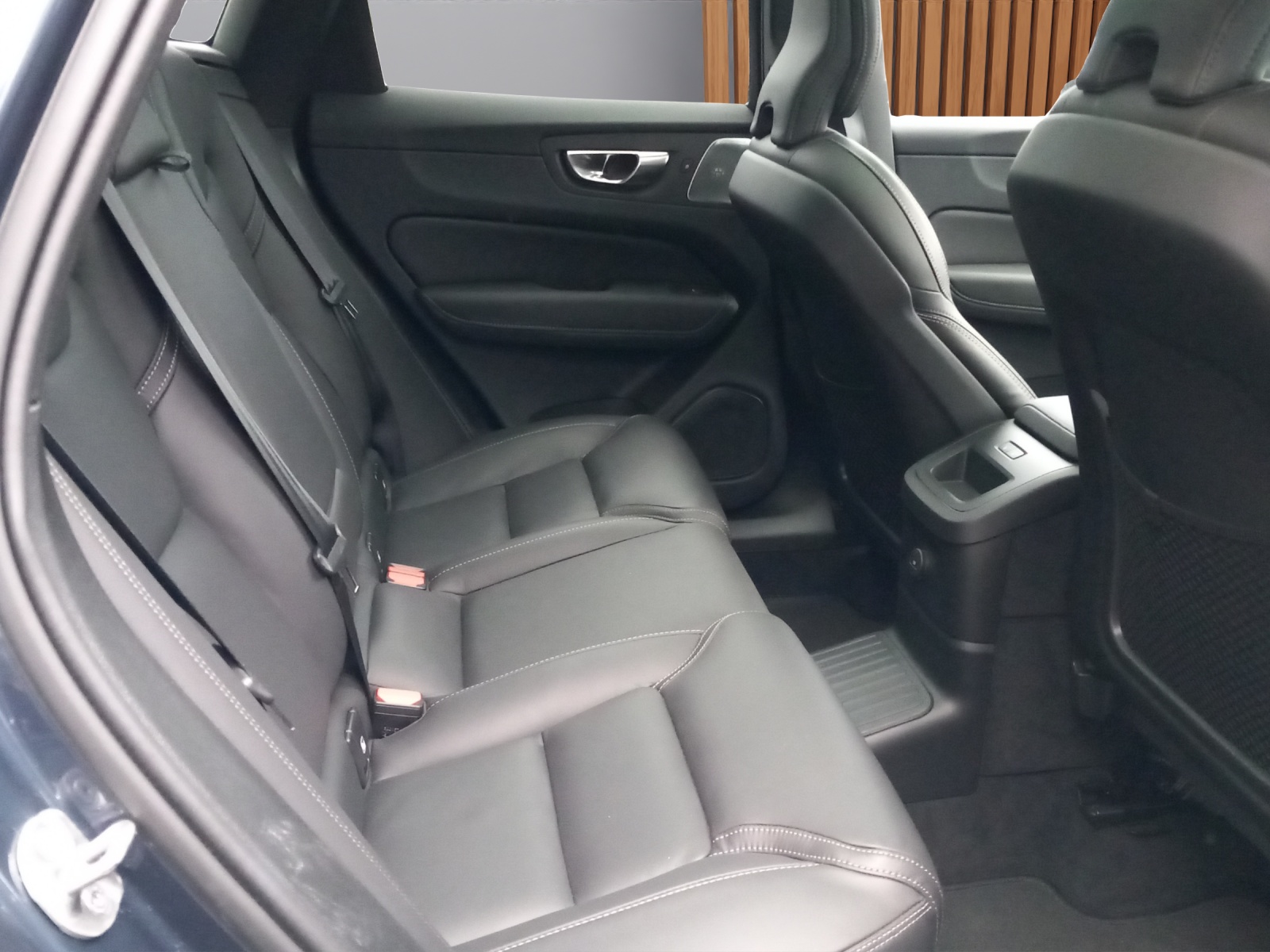VOLVO XC60 2.0 T8 TE XCLUSIVE Ultra Dark eAWD-image-12