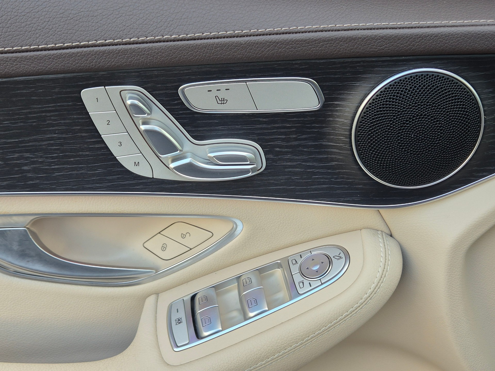MERCEDES-BENZ GLC 300 e 4Matic 9G-Tronic-image-19