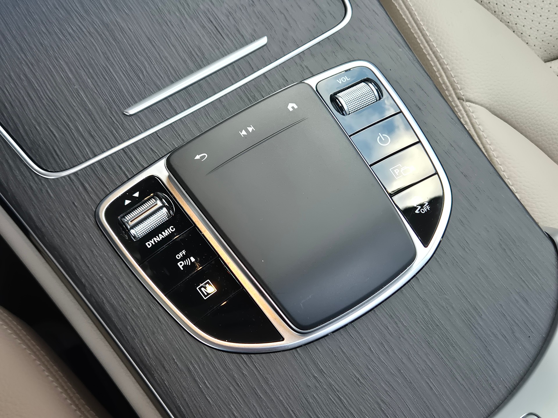 MERCEDES-BENZ GLC 300 e 4Matic 9G-Tronic-image-18