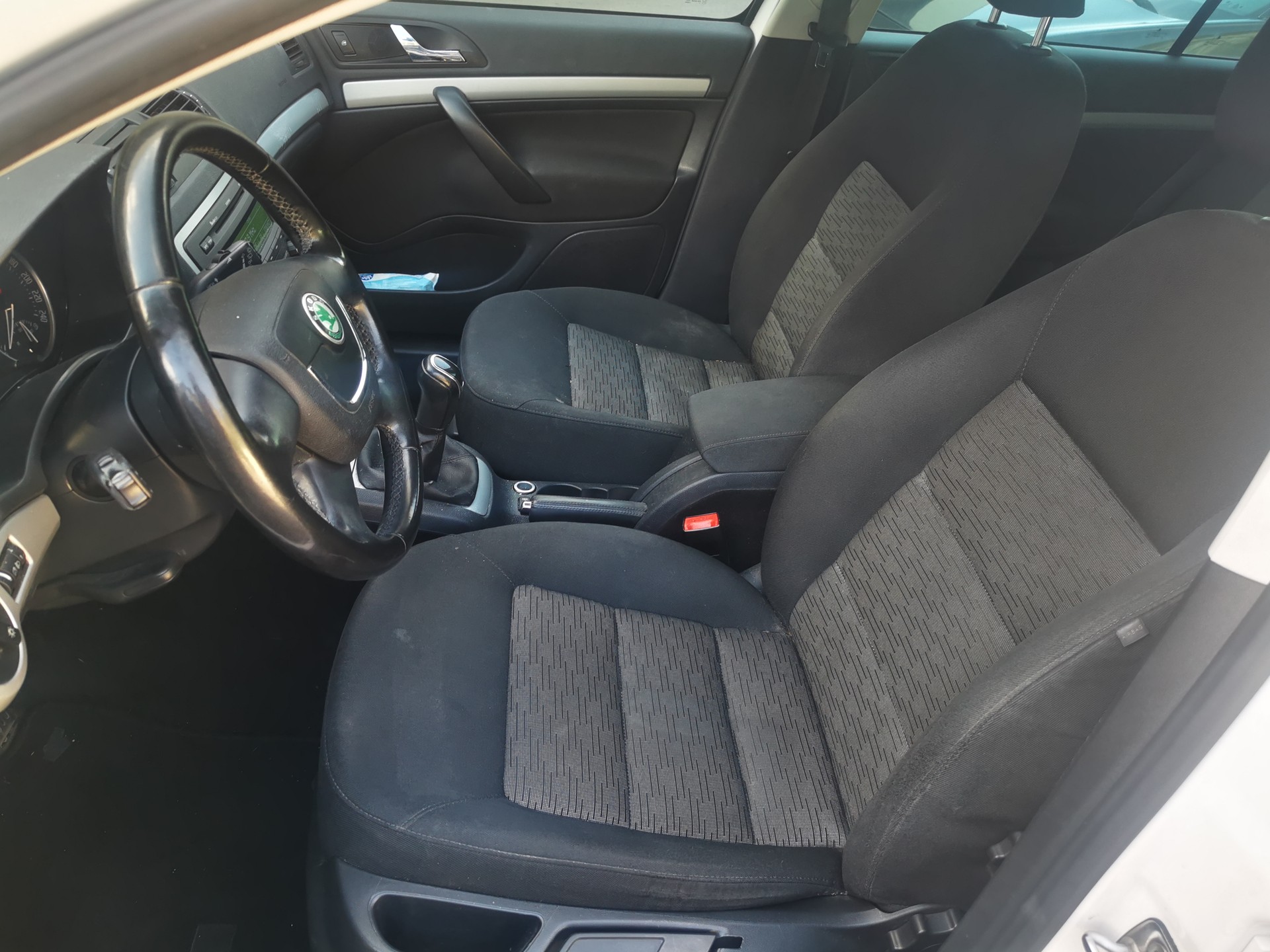 SKODA Octavia Combi 1.8 TSI Ambition 4x4 ** ROULE SUR 3 CYLINDRES**-image-13