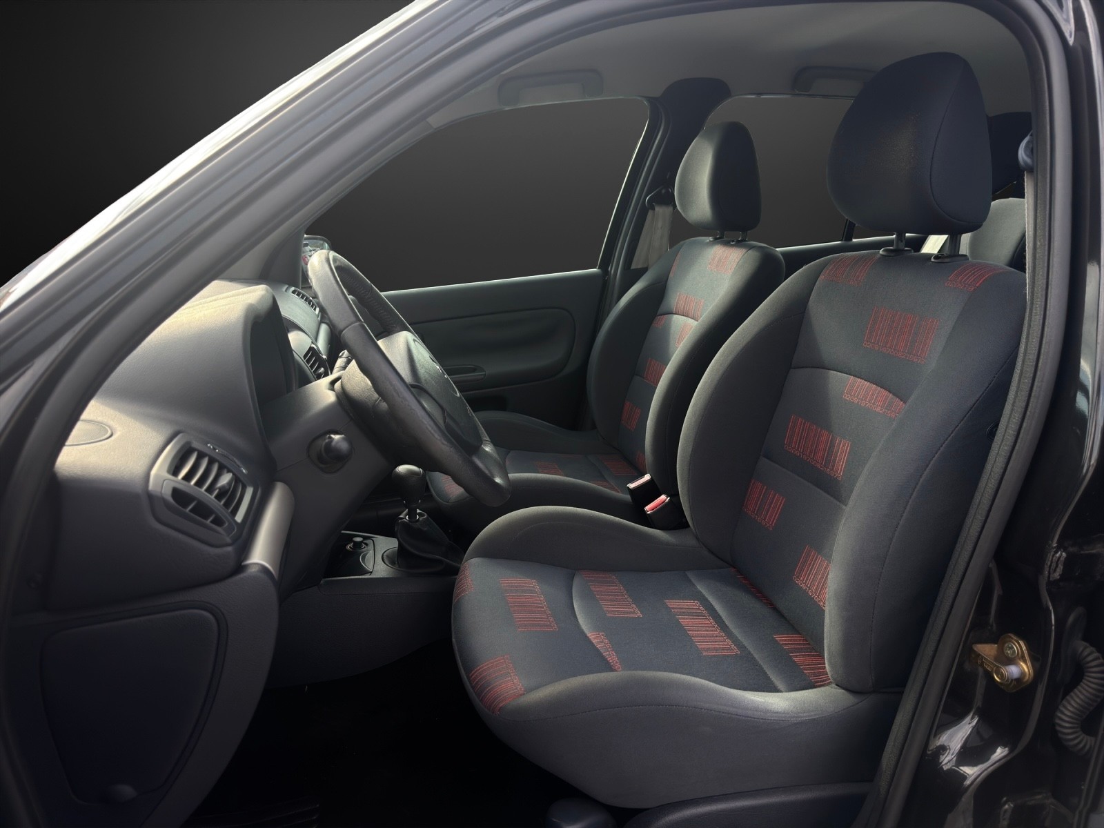 RENAULT Clio 1.4 16V Dynamique Confort mit 98 PS-image-6