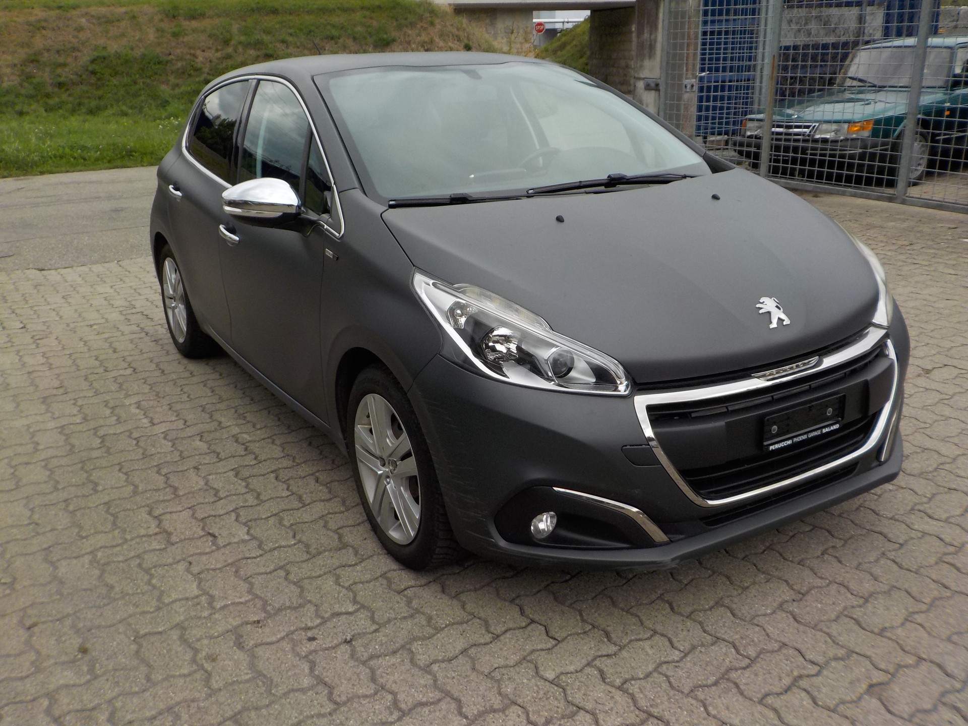 PEUGEOT 208 1.2 PureTech Style-image-1