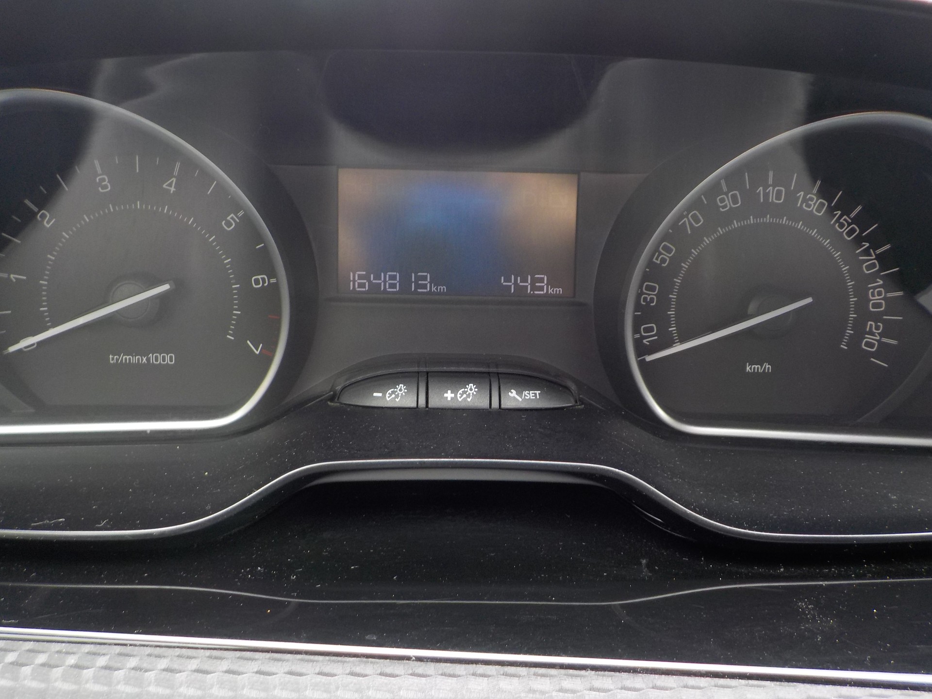 PEUGEOT 208 1.2 PureTech Style-image-8
