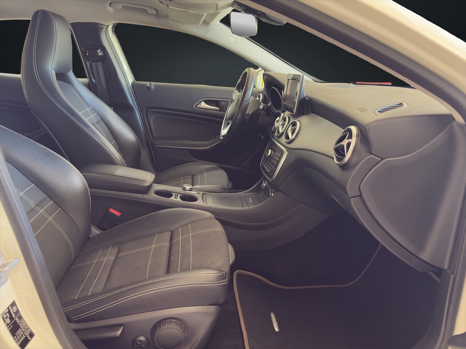 MERCEDES-BENZ GLA 200 CDI Urban 7G-DCT-image-12