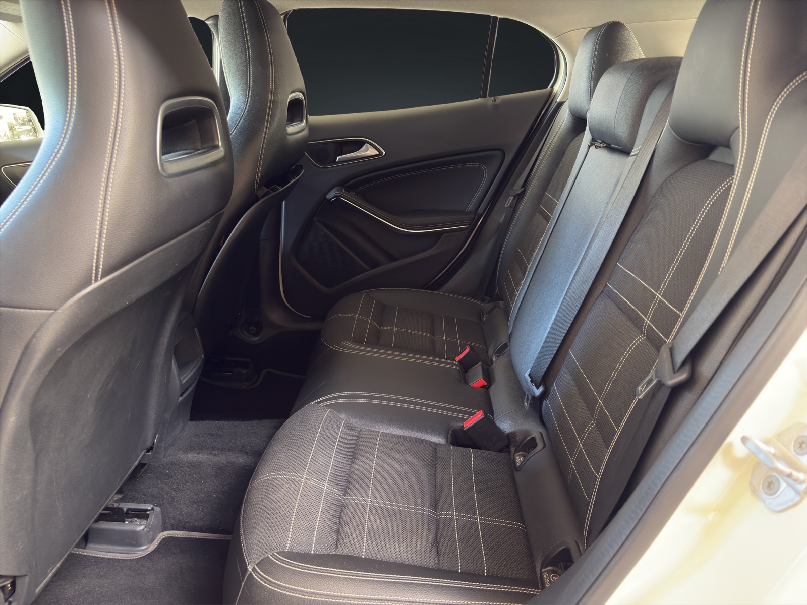 MERCEDES-BENZ GLA 200 CDI Urban 7G-DCT-image-13