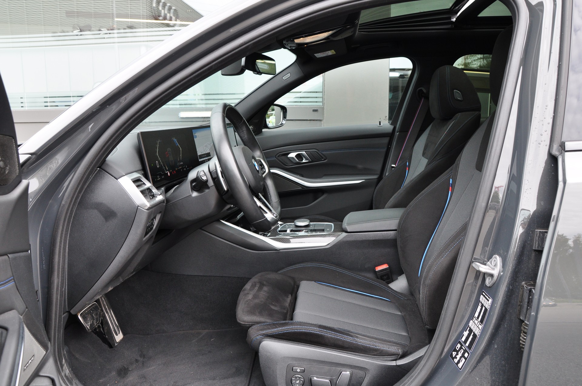 BMW 320d xDrive 48V Touring Steptronic M Sport Pro-image-17