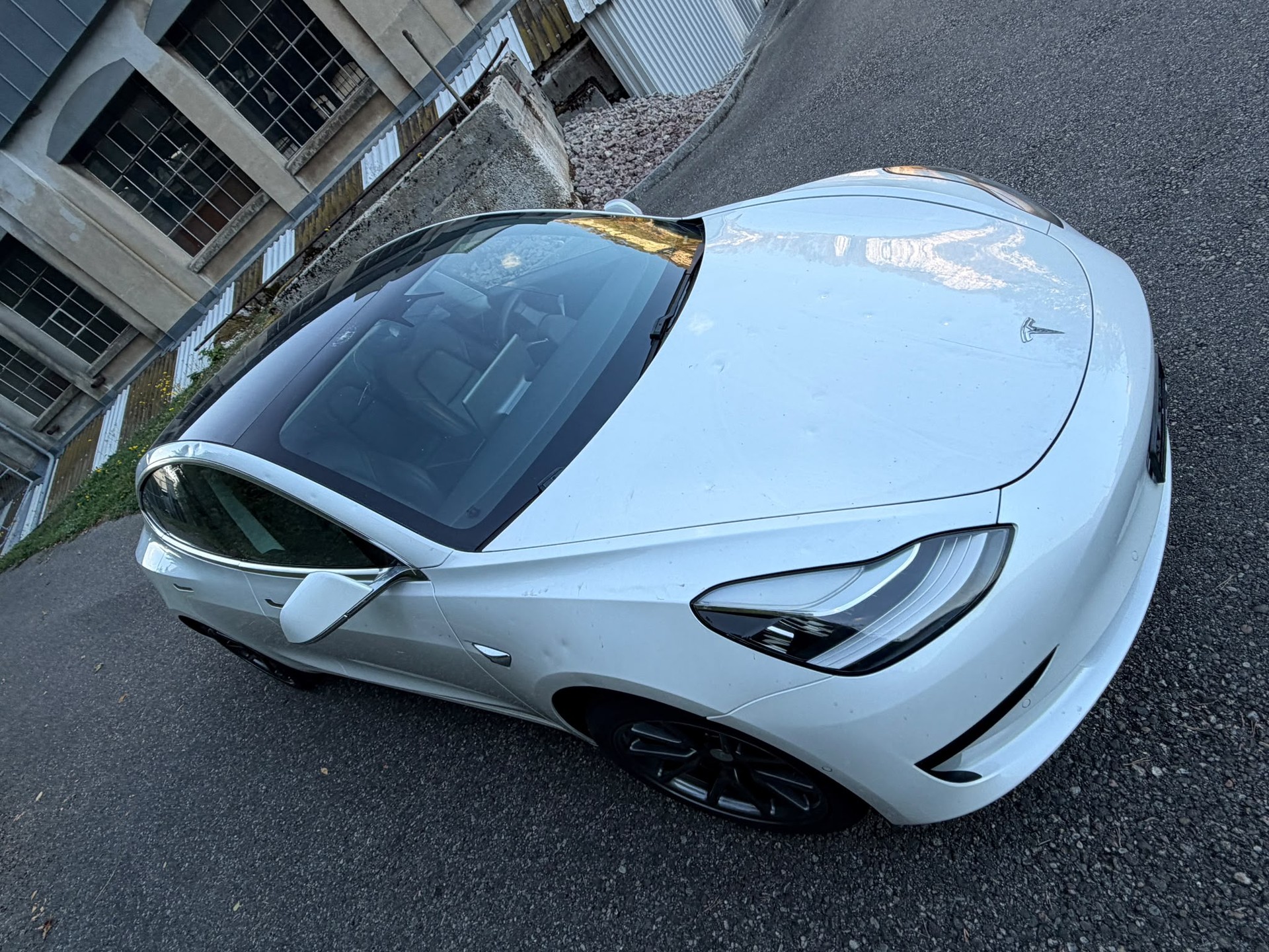 TESLA Model 3-image-9