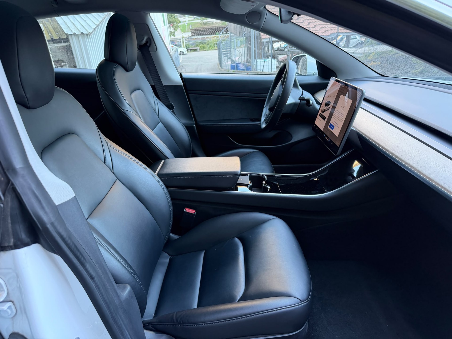 TESLA Model 3-image-12