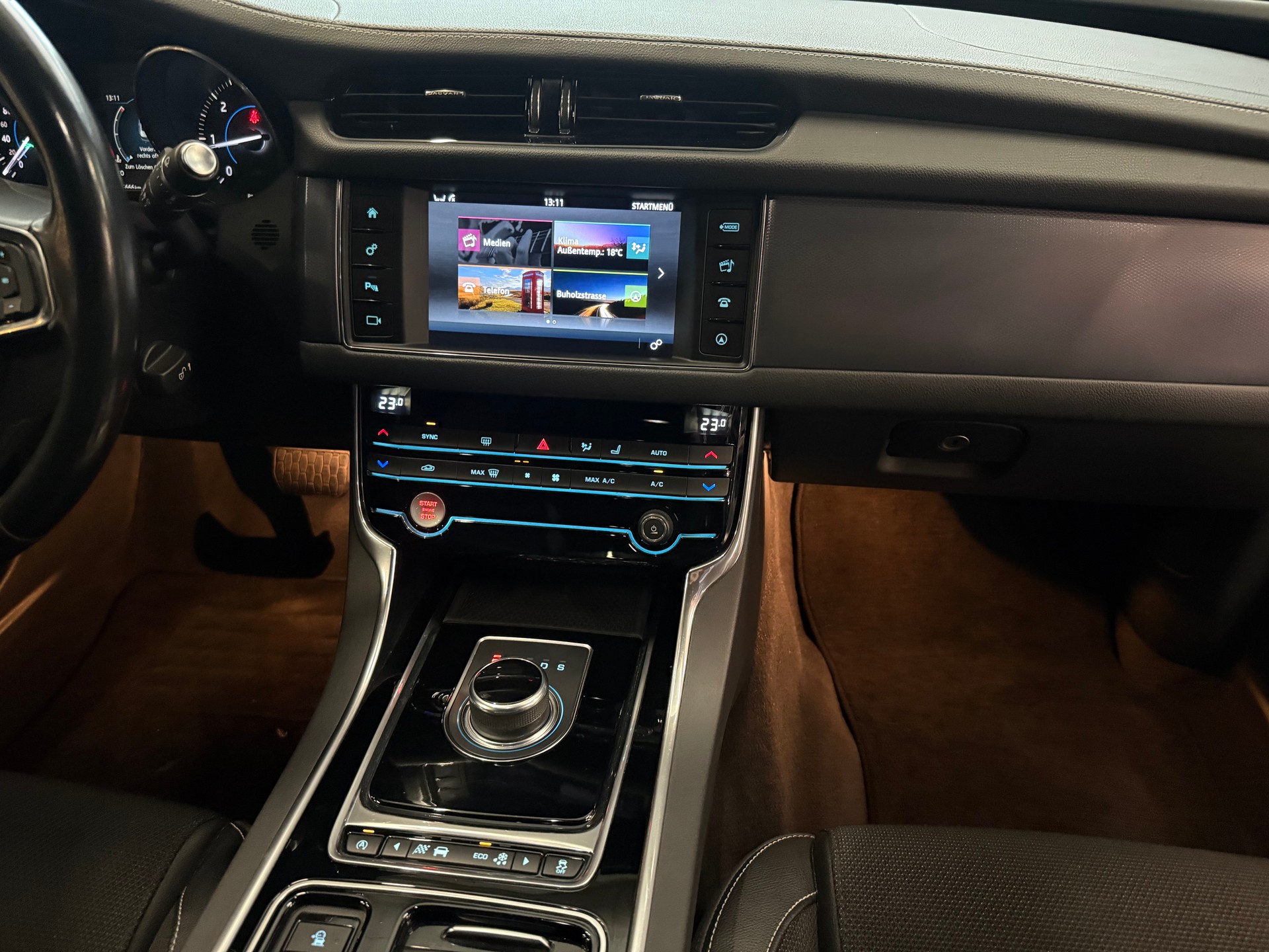 JAGUAR XF 20d R-Sport Automatic-image-10