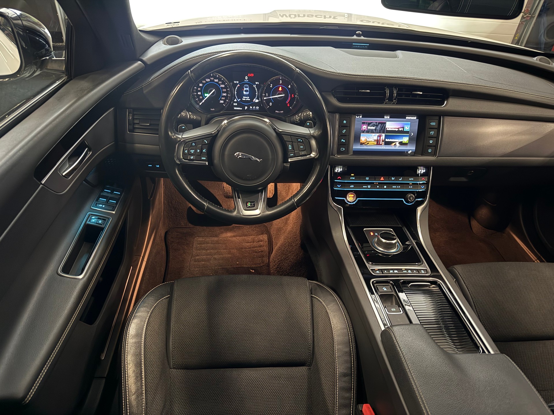 JAGUAR XF 20d R-Sport Automatic-image-9