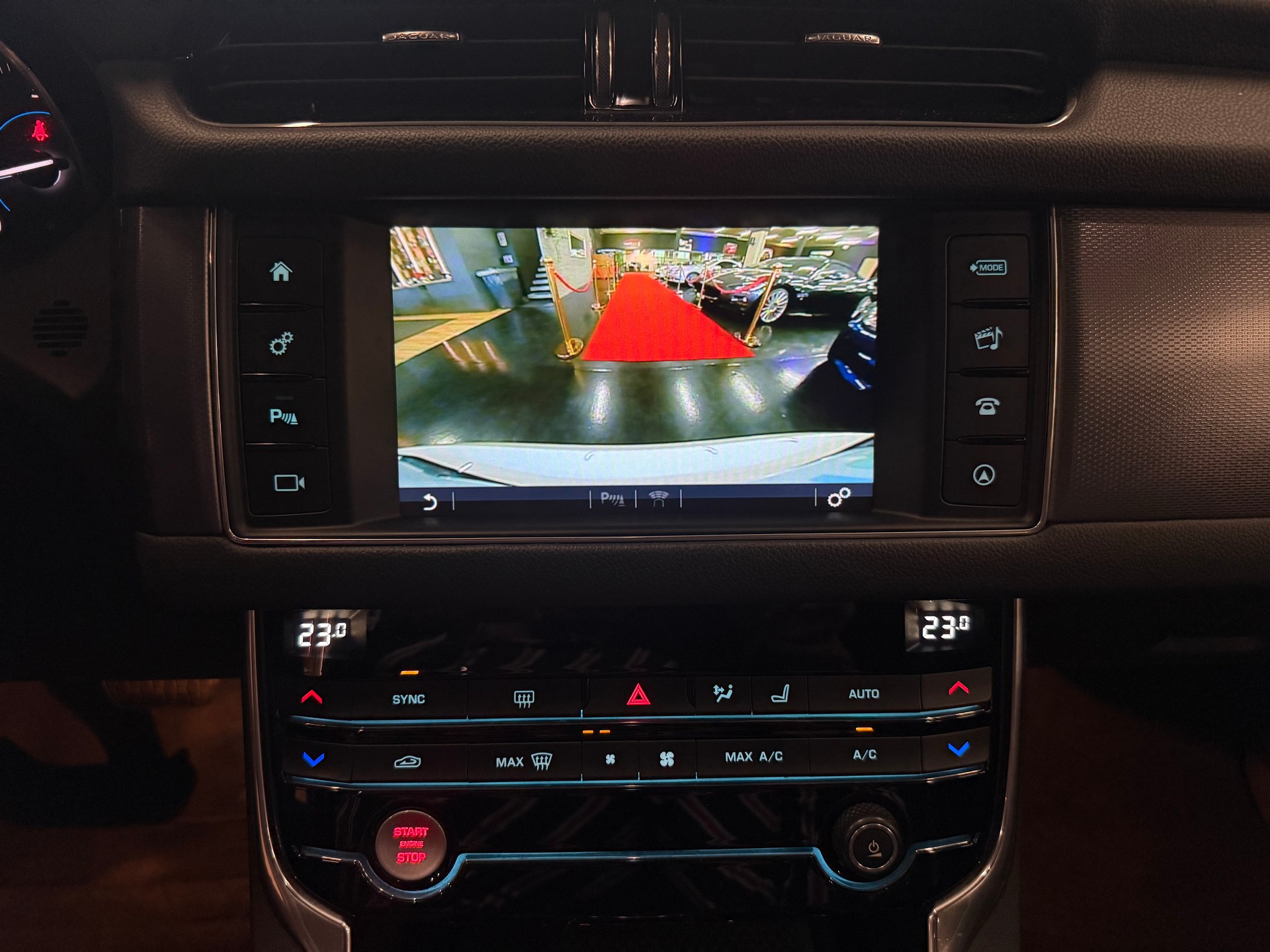 JAGUAR XF 20d R-Sport Automatic-image-16