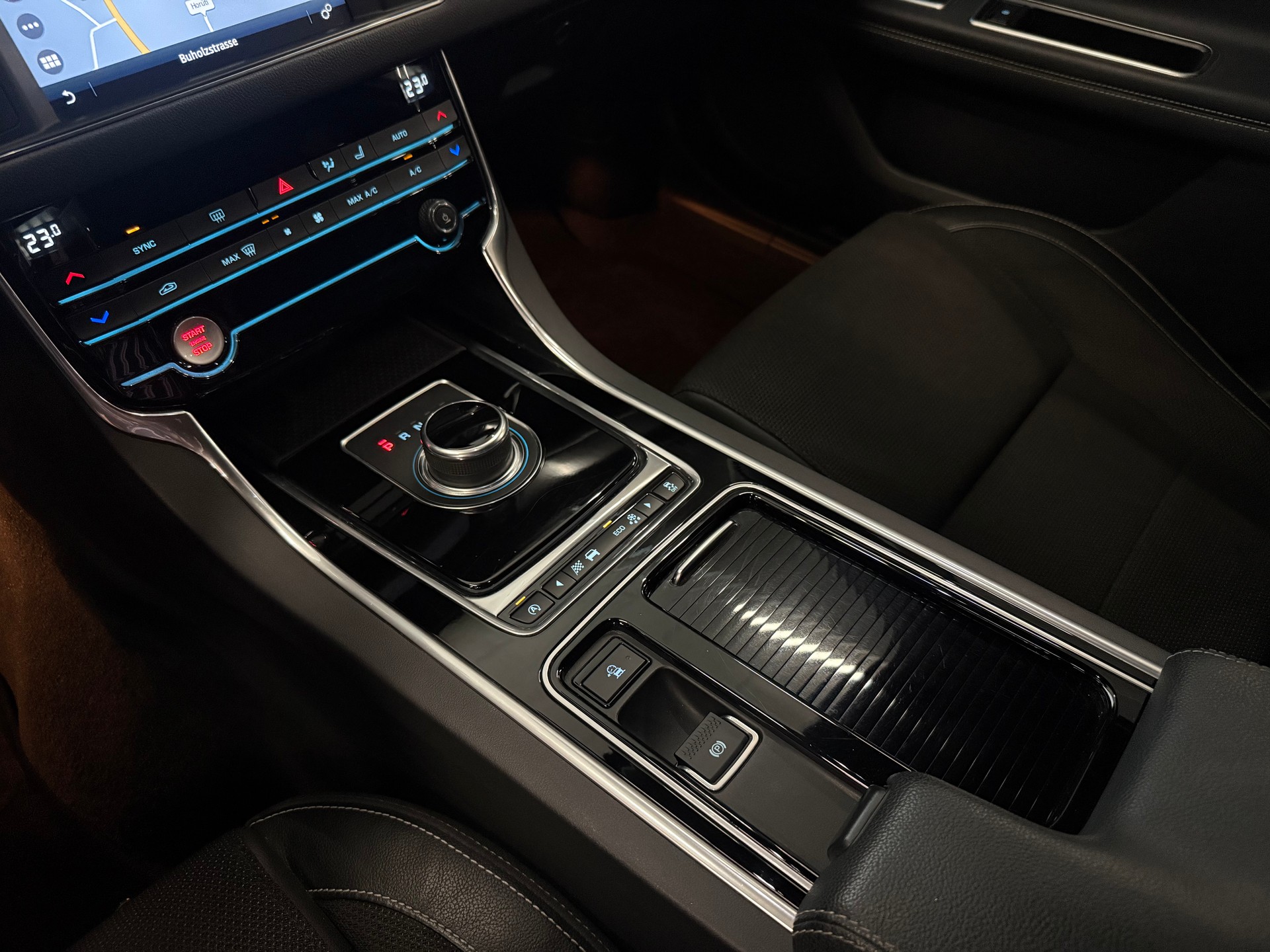 JAGUAR XF 20d R-Sport Automatic-image-17