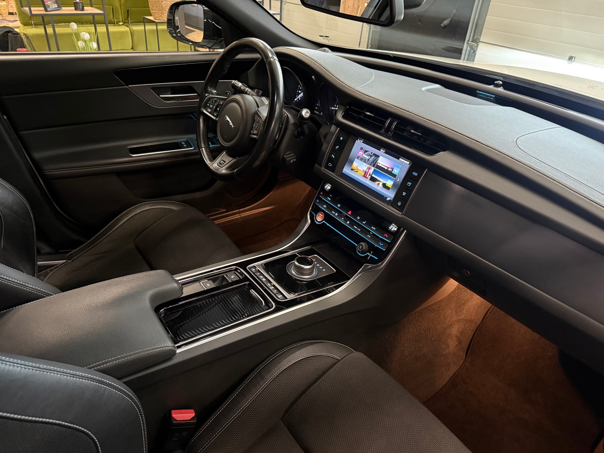 JAGUAR XF 20d R-Sport Automatic-image-11