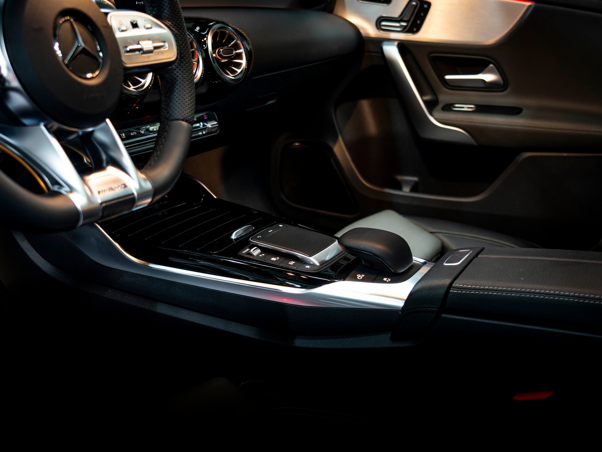 MERCEDES-BENZ A 35 AMG 4Matic Speedshift-image-14