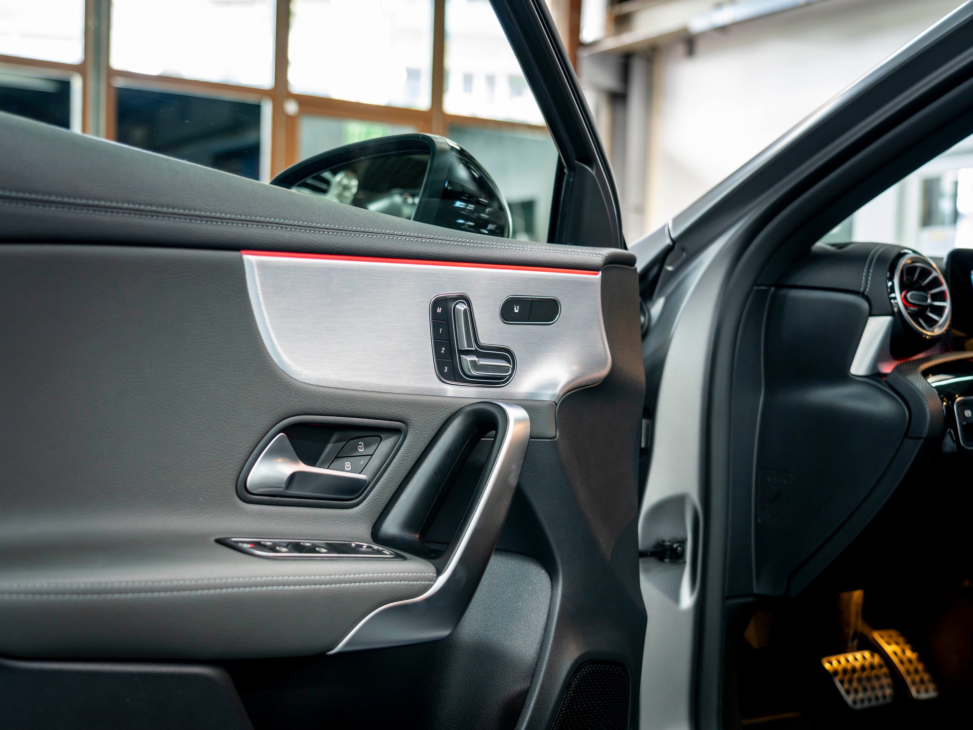 MERCEDES-BENZ A 35 AMG 4Matic Speedshift-image-19