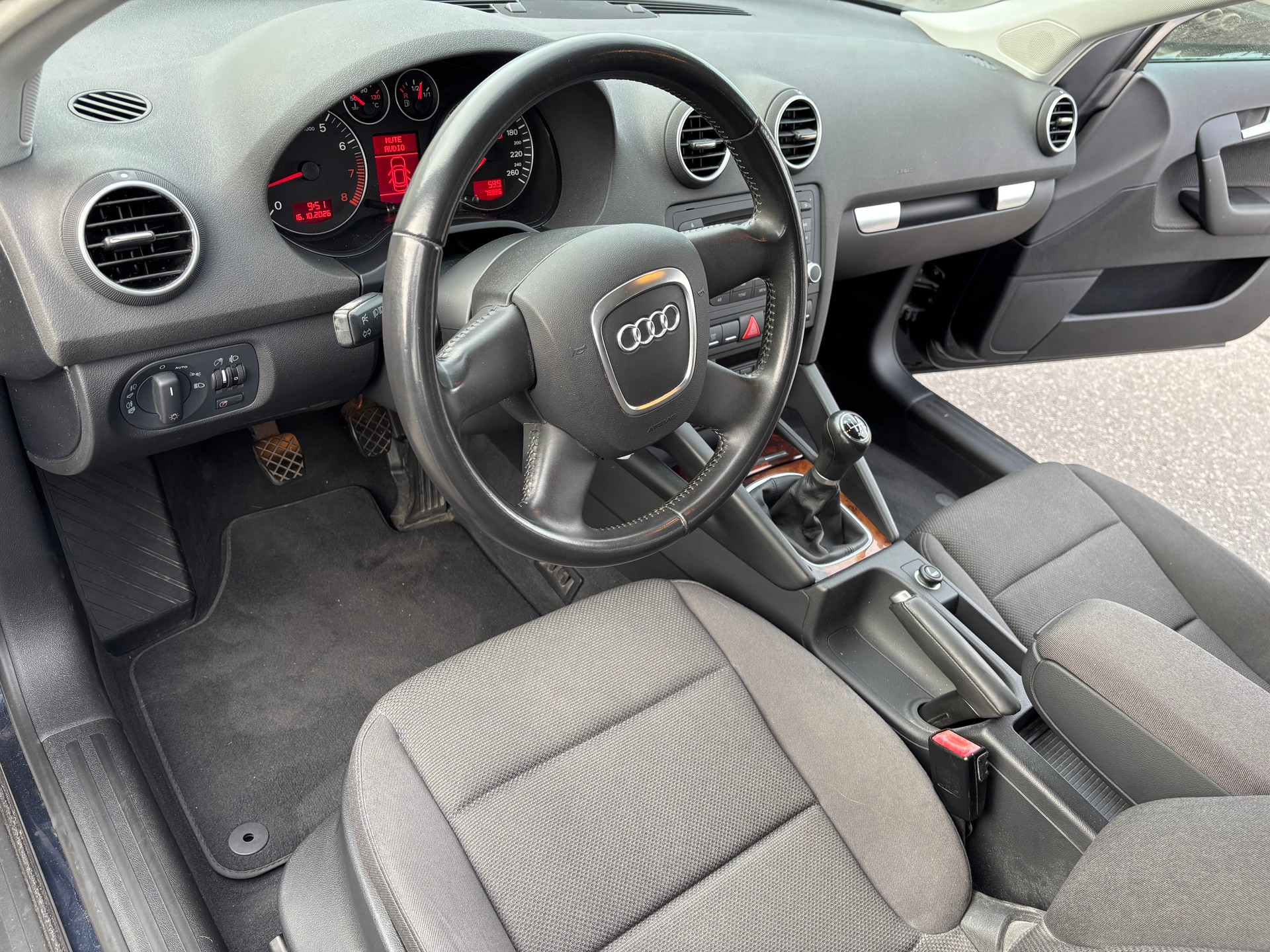 AUDI A3 Sportback 1.8 Turbo FSI Ambition-image-9