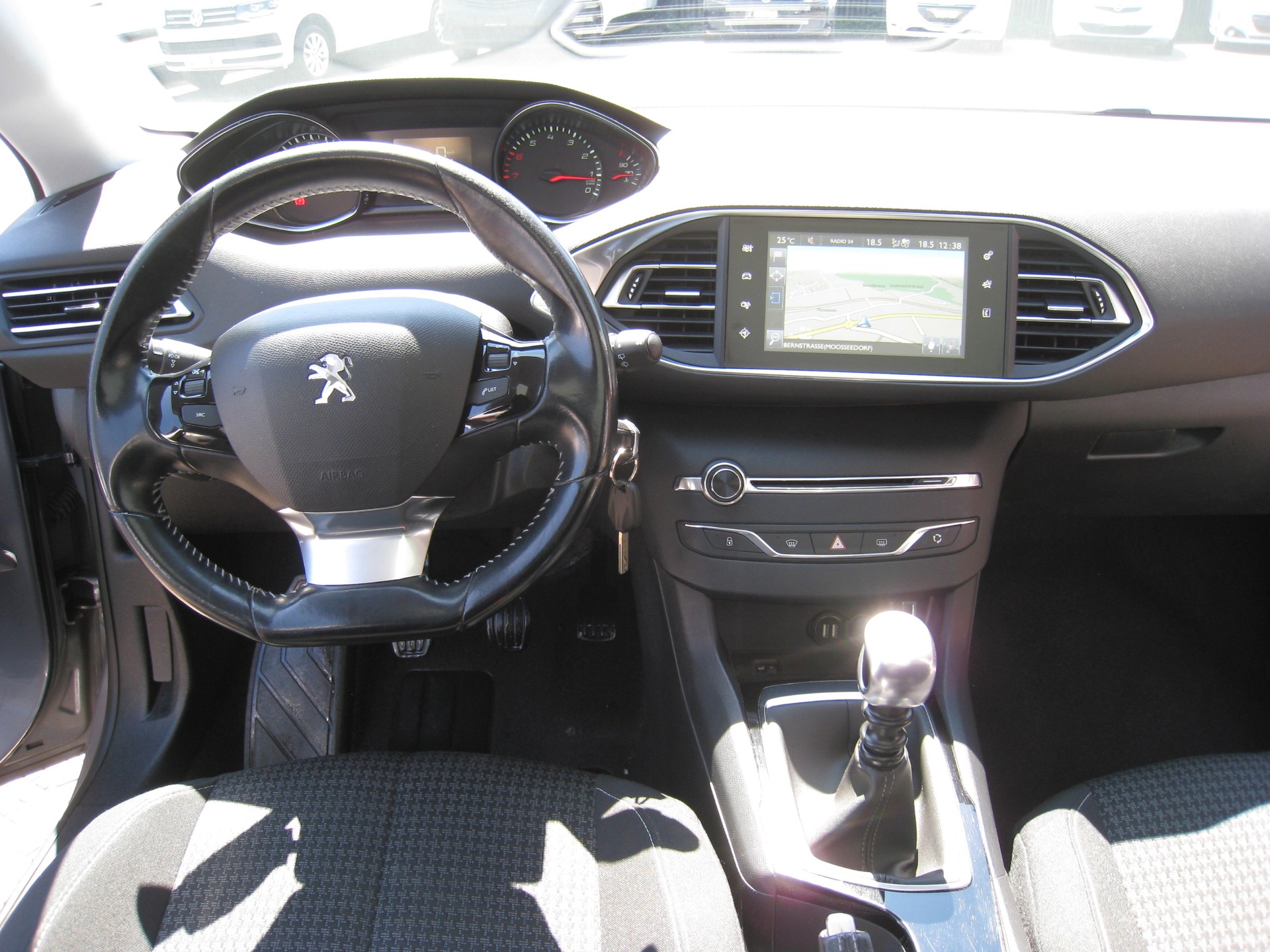 PEUGEOT 308 SW 1.2 THP Style-image-14