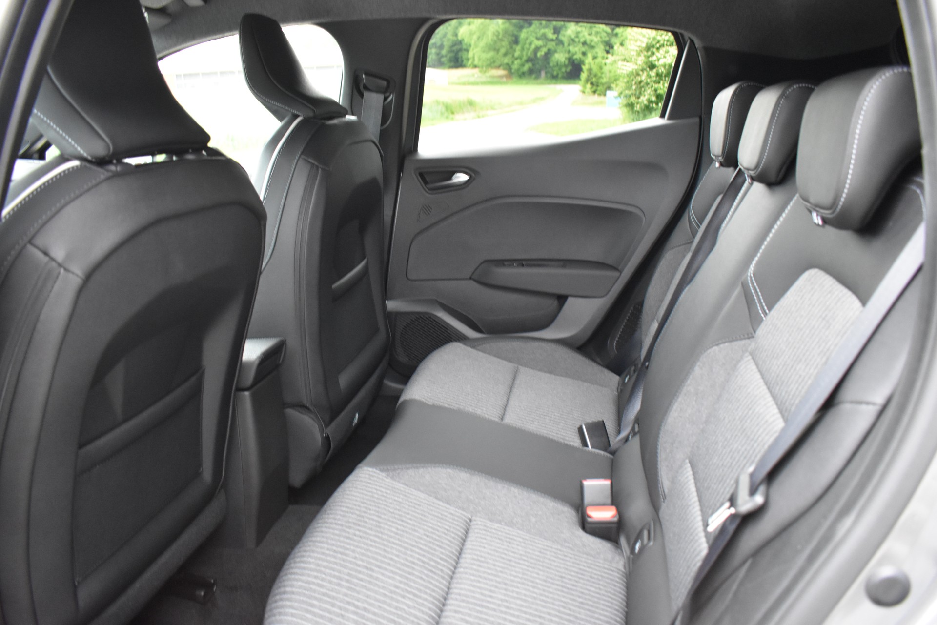 MITSUBISHI COLT 1.6 HEV Intense-image-10