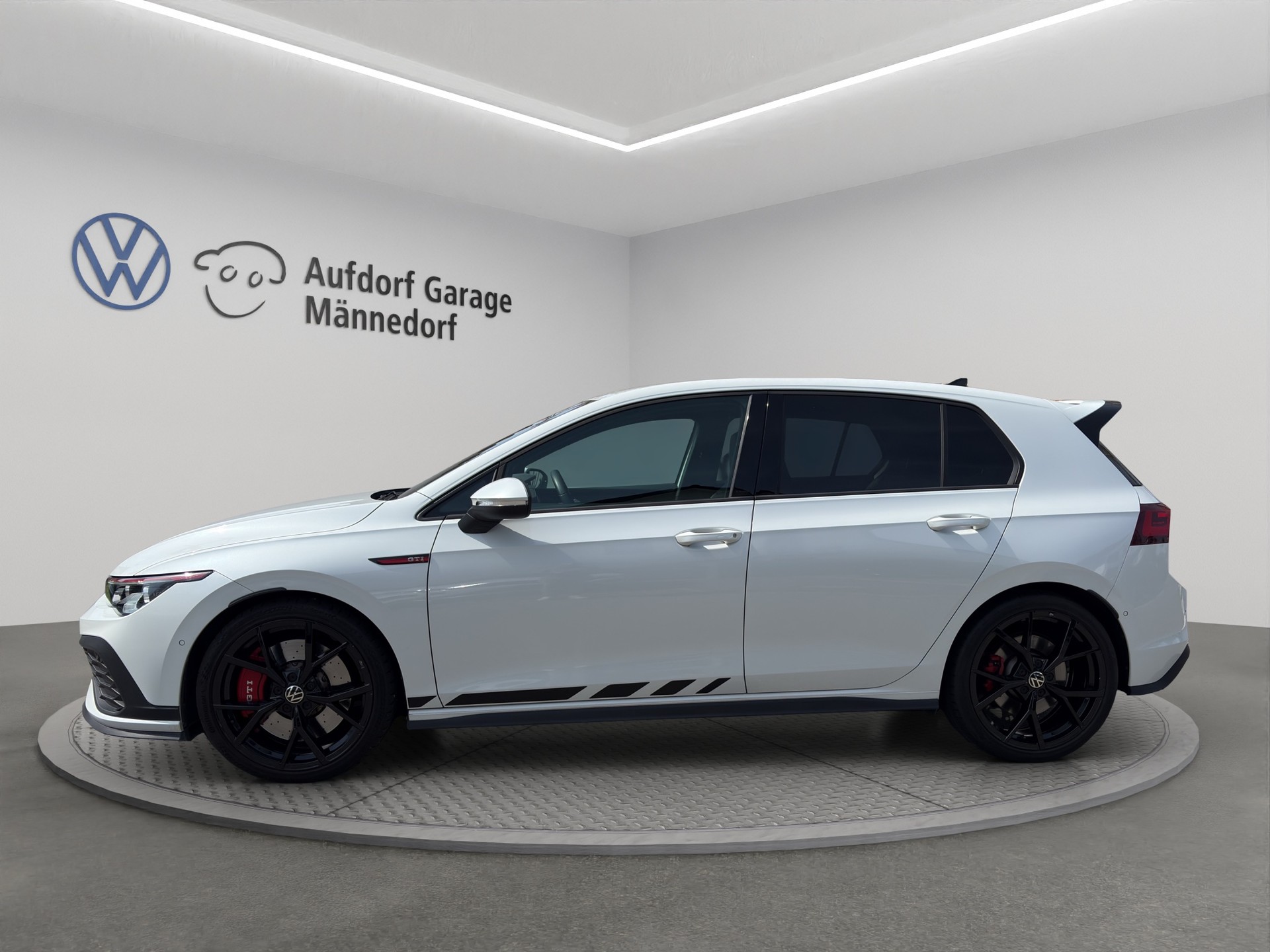 VW Golf 2.0 TSI GTI Clubsport 45 DSG-image-2